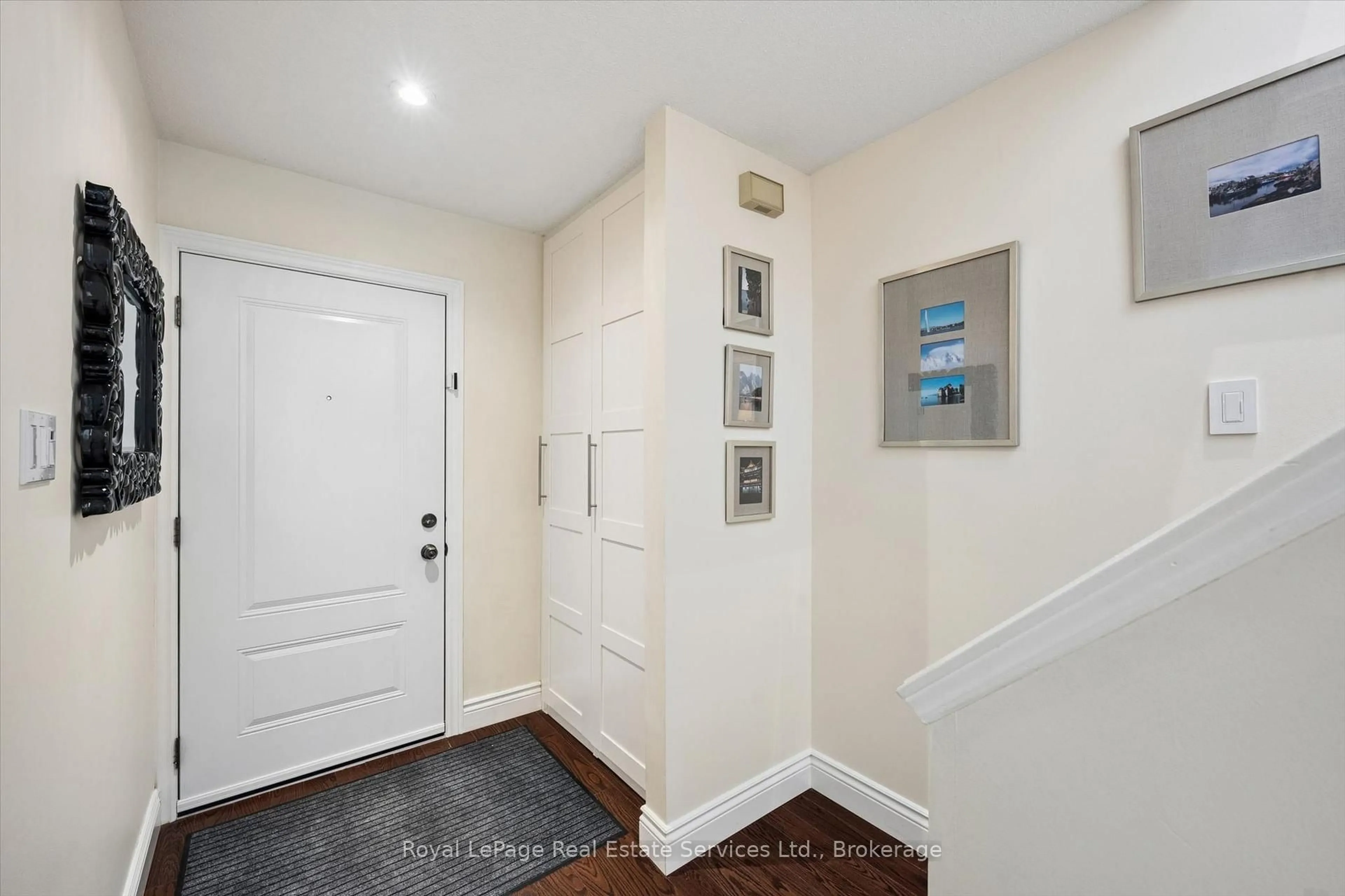 Indoor entryway for 2255 MacLennan Dr, Oakville Ontario L6H 5K4