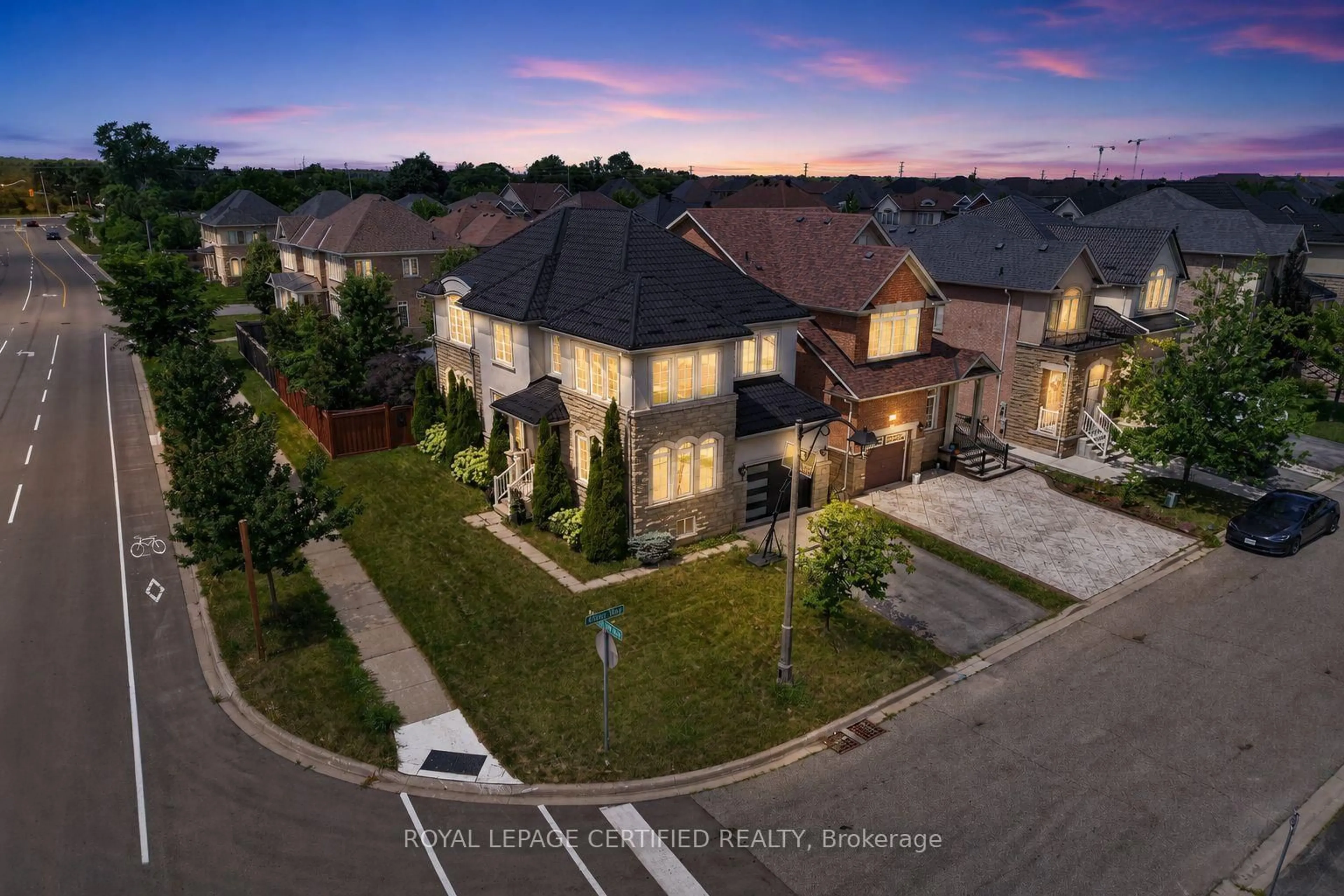 A pic from outside/outdoor area/front of a property/back of a property/a pic from drone, street for 2561 Grand Oak Tr, Oakville Ontario L6M 0R4