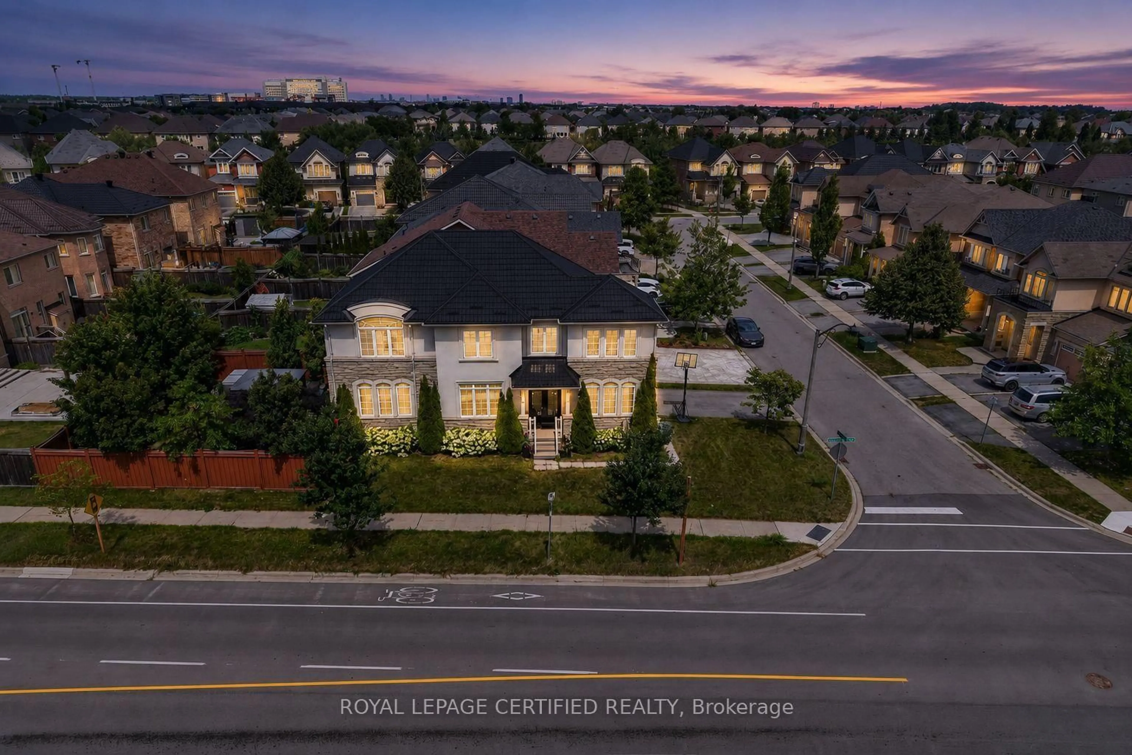 A pic from outside/outdoor area/front of a property/back of a property/a pic from drone, street for 2561 Grand Oak Tr, Oakville Ontario L6M 0R4