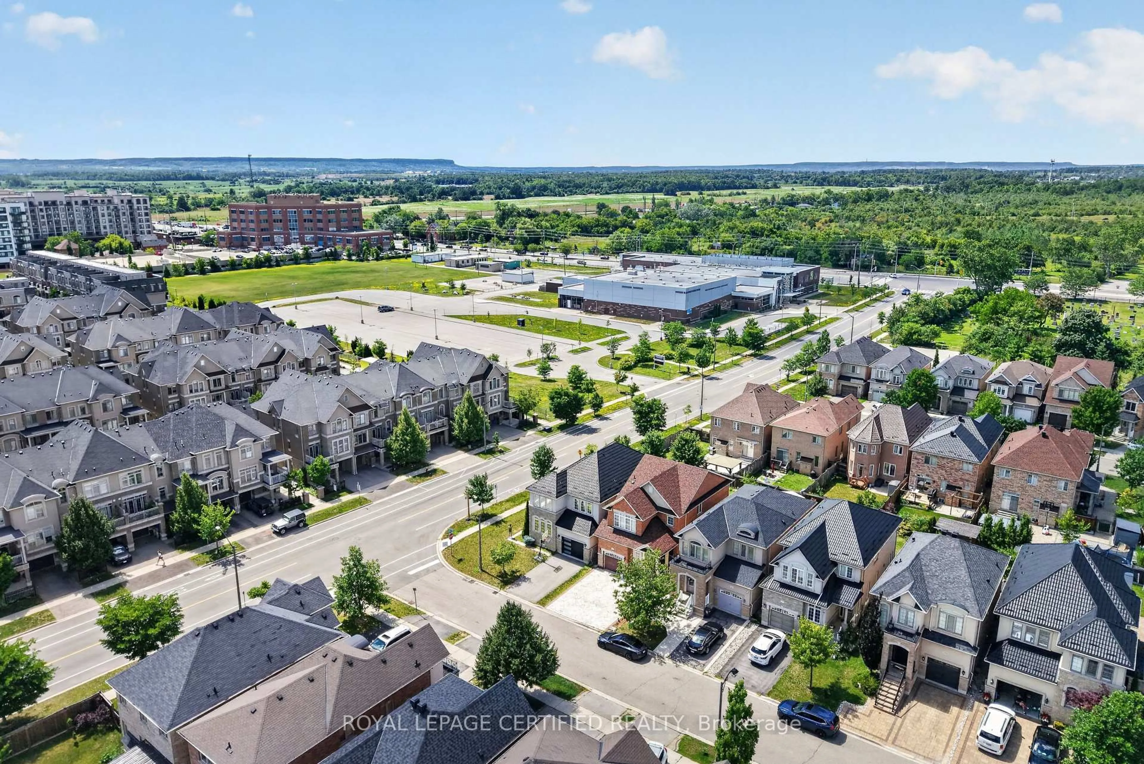 A pic from outside/outdoor area/front of a property/back of a property/a pic from drone, street for 2561 Grand Oak Tr, Oakville Ontario L6M 0R4