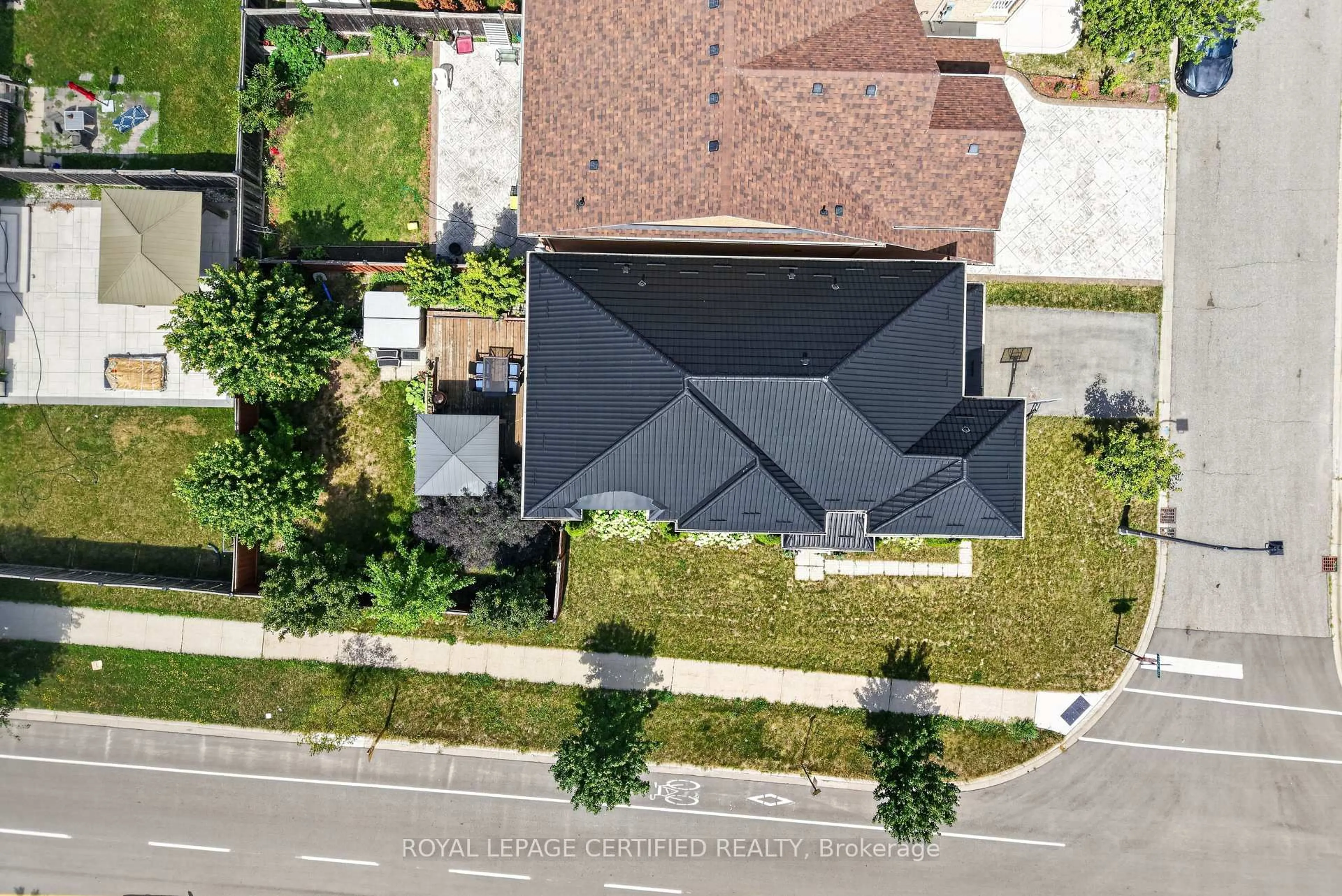 A pic from outside/outdoor area/front of a property/back of a property/a pic from drone, street for 2561 Grand Oak Tr, Oakville Ontario L6M 0R4