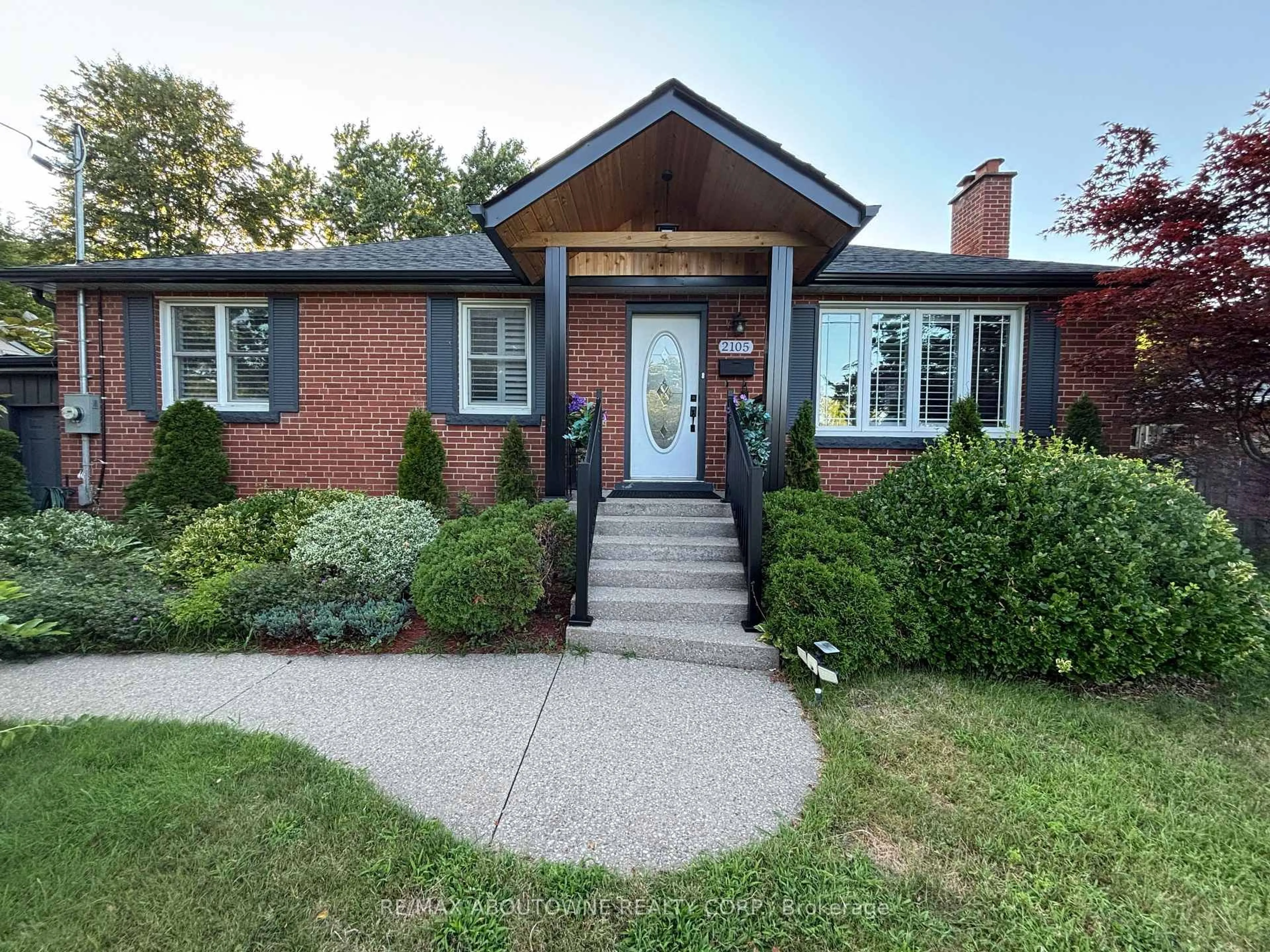 Home with brick exterior material, street for 2105 Maplewood Dr, Burlington Ontario L7R 2C6