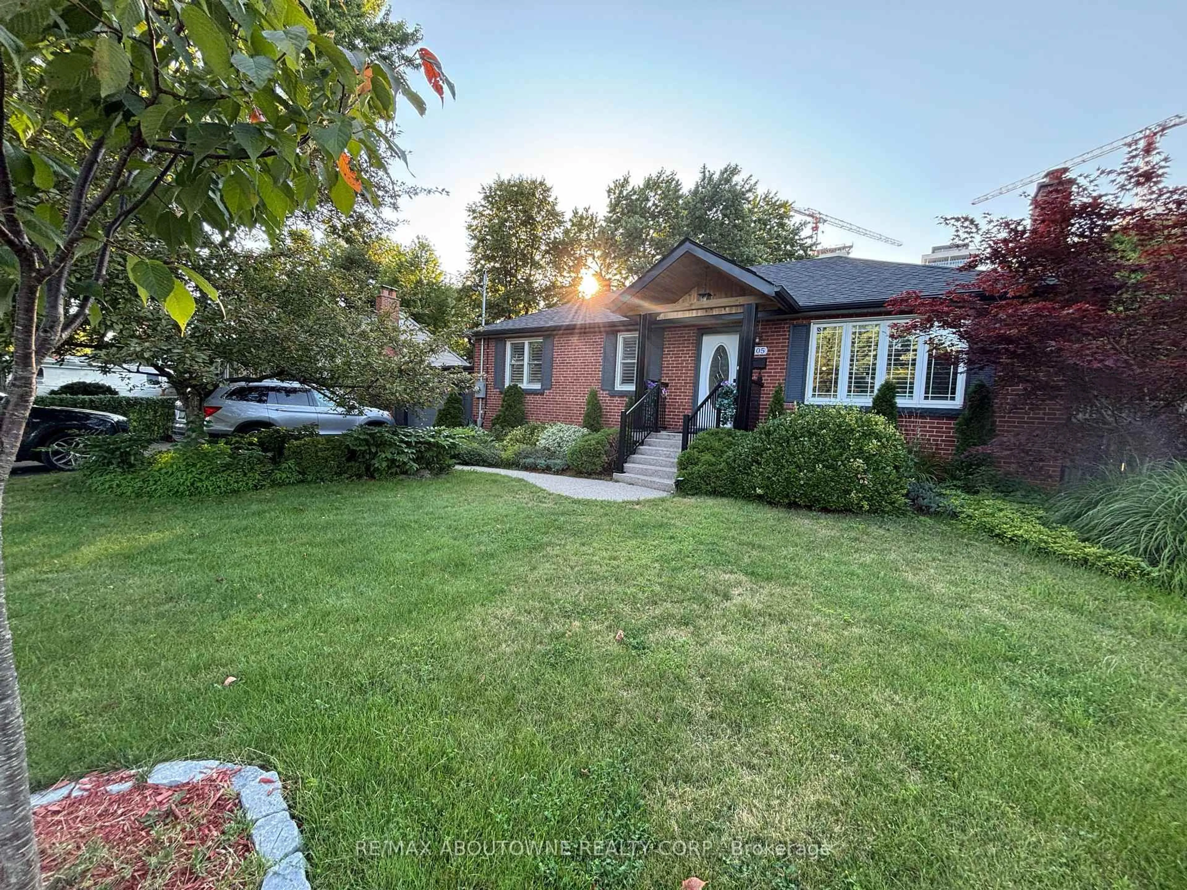 A pic from outside/outdoor area/front of a property/back of a property/a pic from drone, street for 2105 Maplewood Dr, Burlington Ontario L7R 2C6