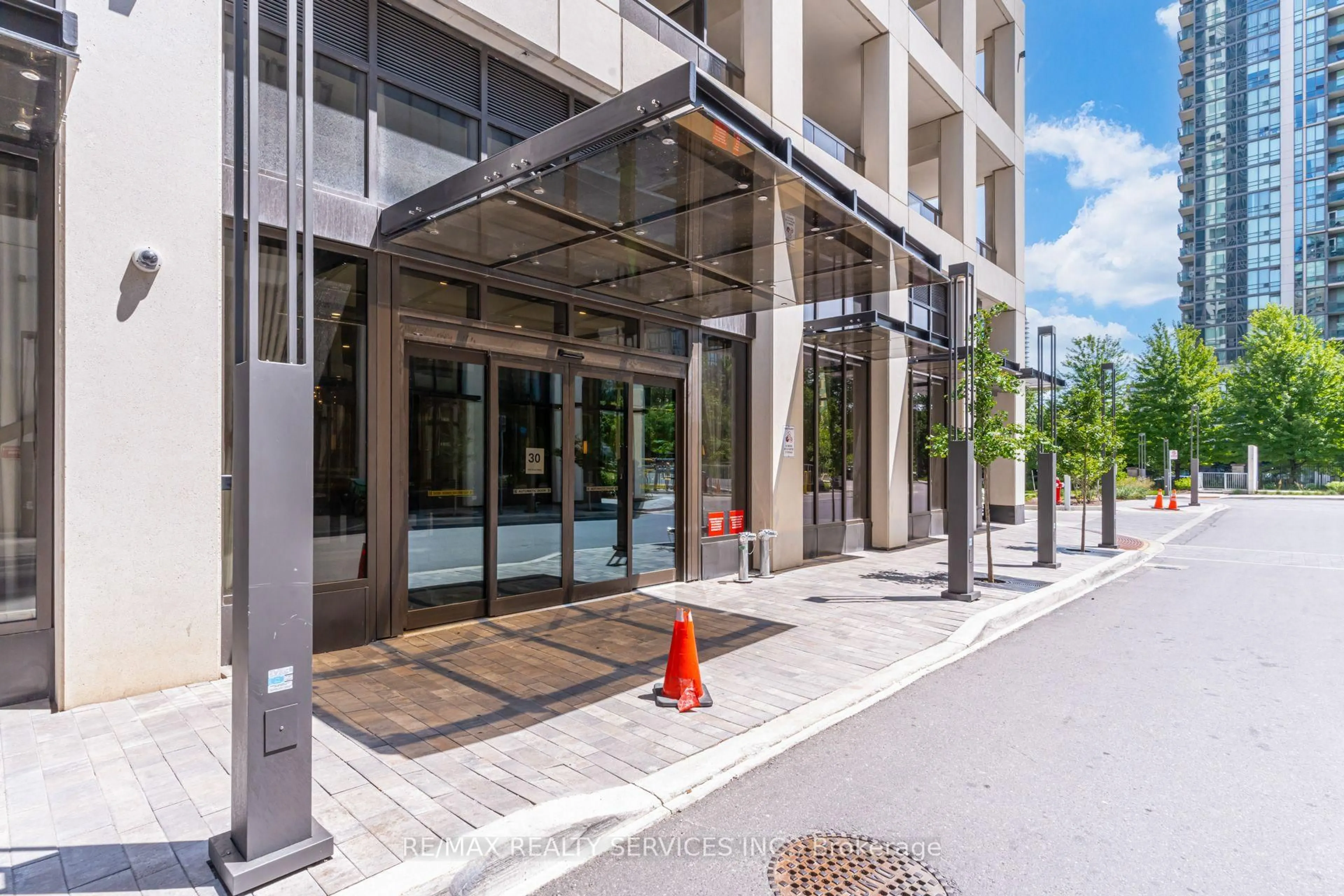 Indoor foyer for 30 Elm Dr #308, Mississauga Ontario L5B 0N6