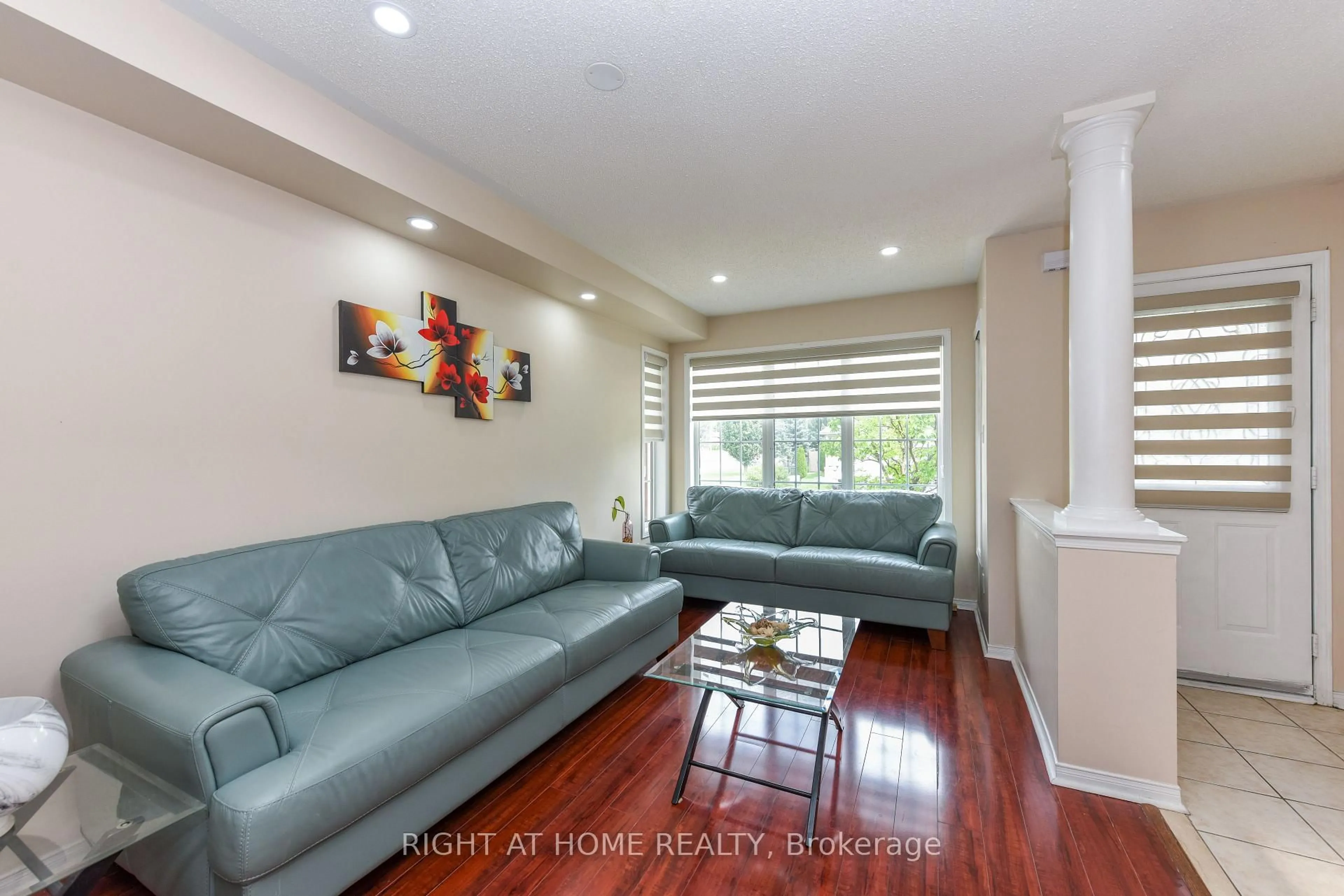 Living room with furniture, unknown for 5986 Long Valley Rd, Mississauga Ontario L5M 6K4