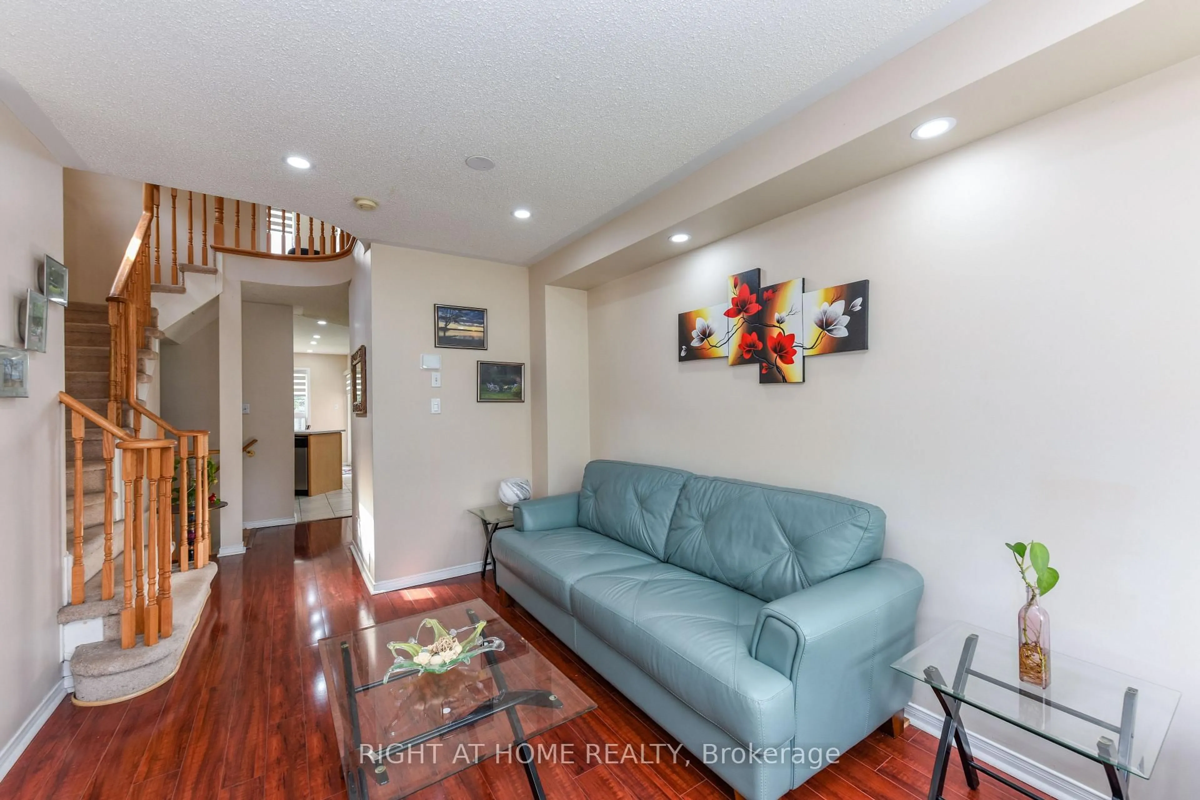Living room with furniture, unknown for 5986 Long Valley Rd, Mississauga Ontario L5M 6K4
