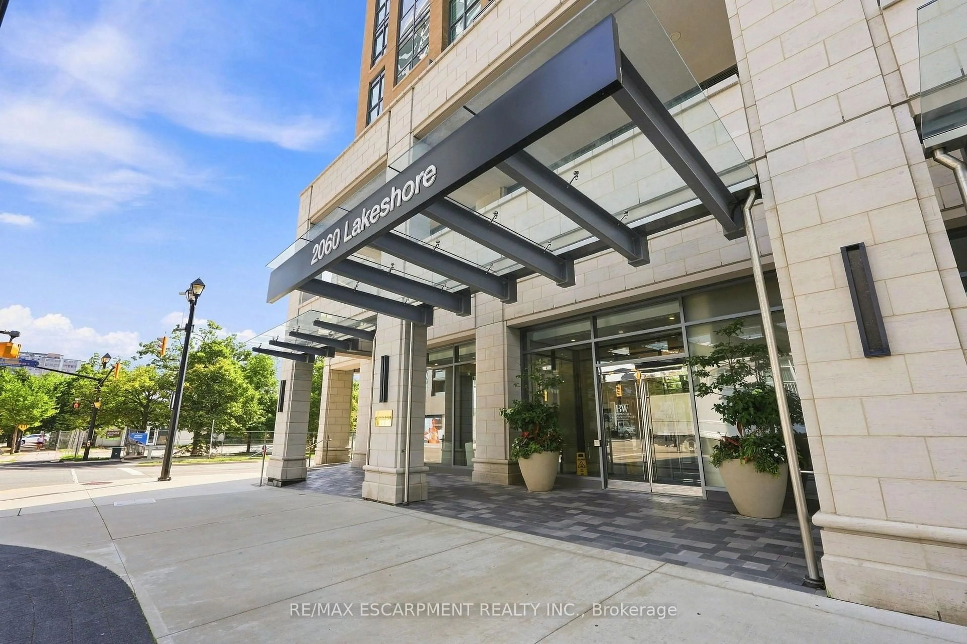 Indoor foyer for 2060 Lakeshore Rd #310, Burlington Ontario L7R 0G2