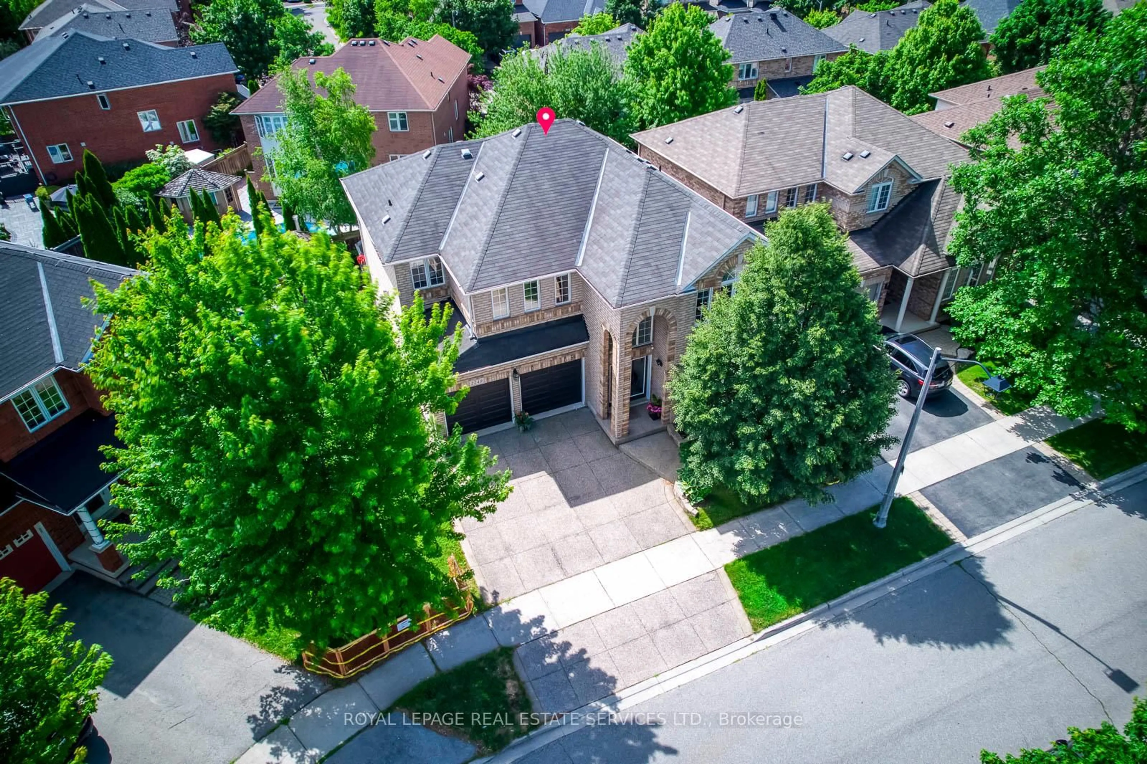 A pic from outside/outdoor area/front of a property/back of a property/a pic from drone, street for 2249 Glazebrook Circ, Oakville Ontario L6M 5B5