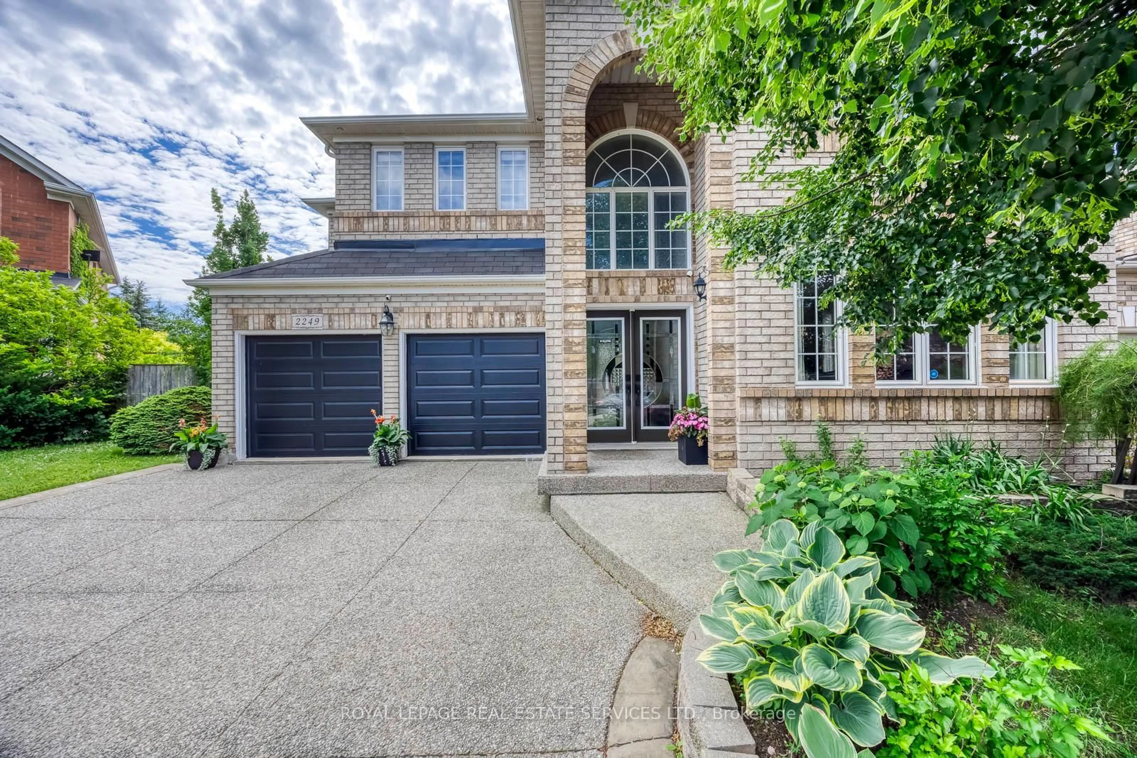 Home with brick exterior material, street for 2249 Glazebrook Circ, Oakville Ontario L6M 5B5