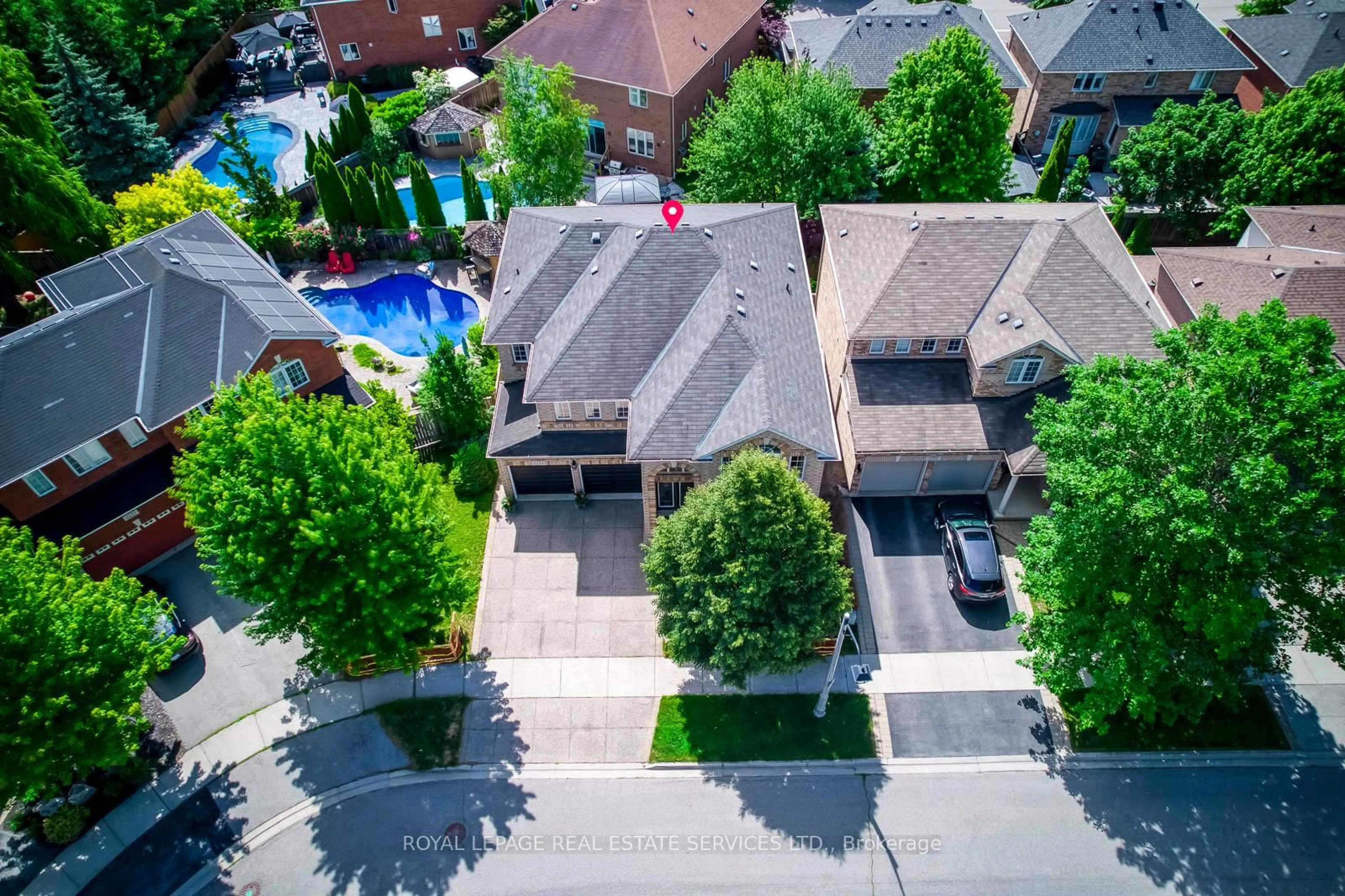 A pic from outside/outdoor area/front of a property/back of a property/a pic from drone, street for 2249 Glazebrook Circ, Oakville Ontario L6M 5B5
