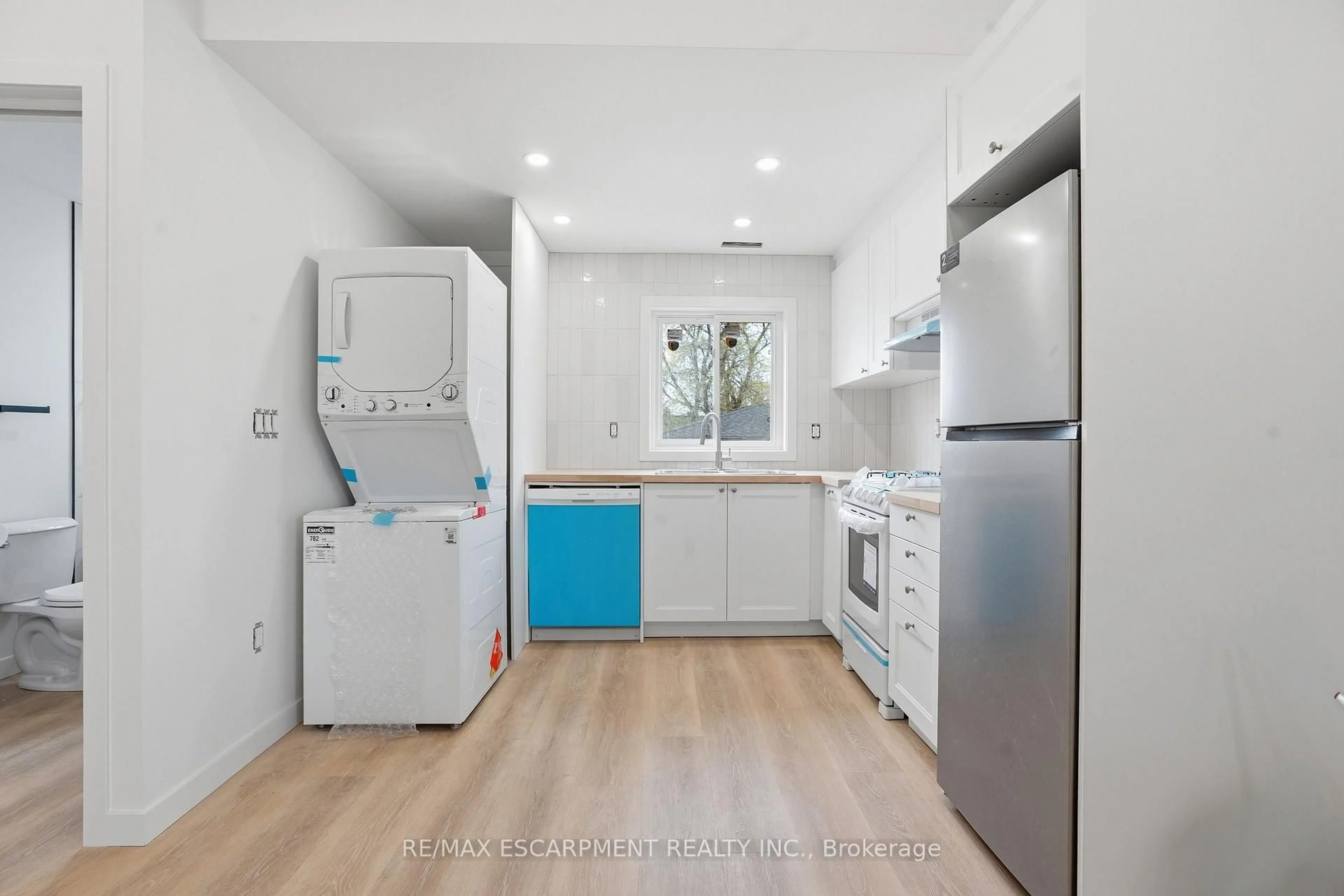Standard kitchen, unknown for 1049 Glencairn Ave, Toronto Ontario M6B 2B1