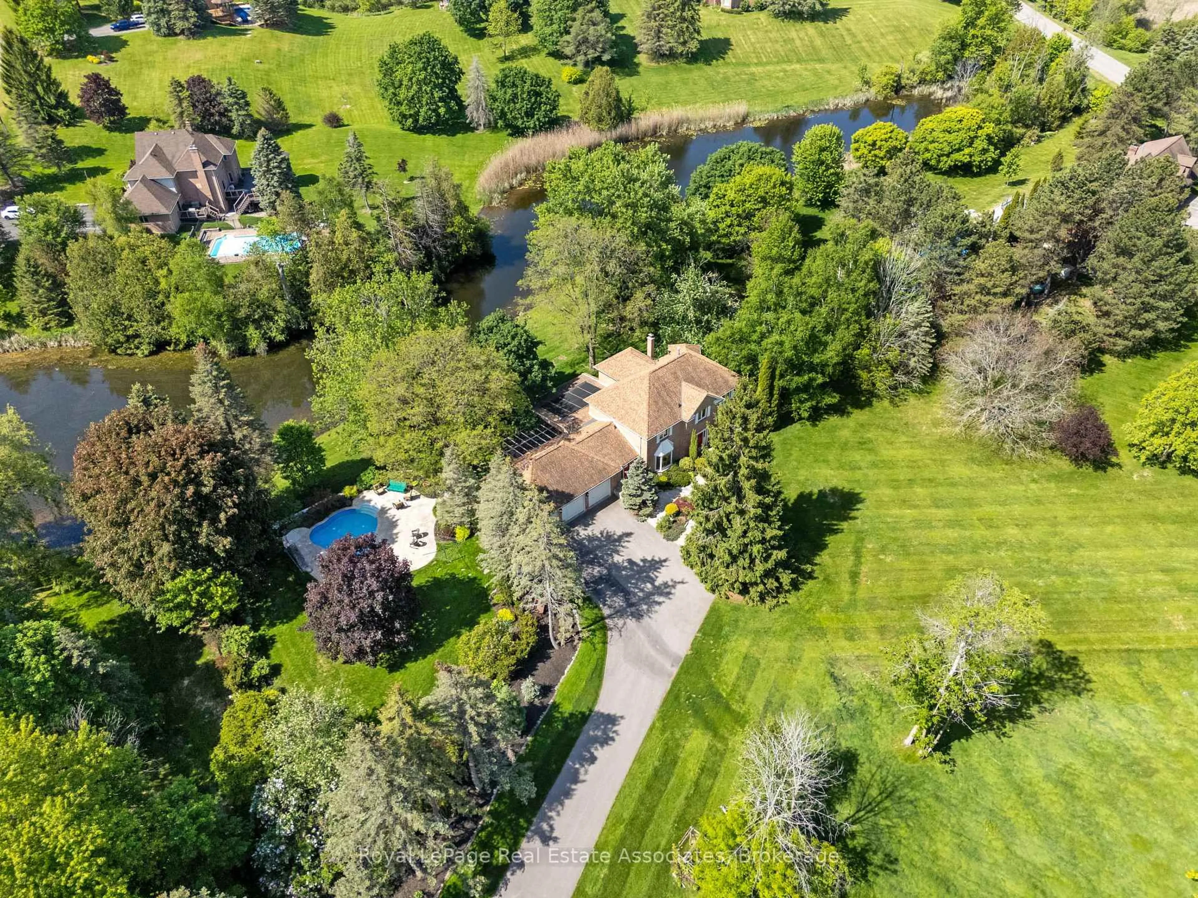 A pic from outside/outdoor area/front of a property/back of a property/a pic from drone, water/lake/river/ocean view for 4 Wolf Cres, Caledon Ontario L7E 0A7