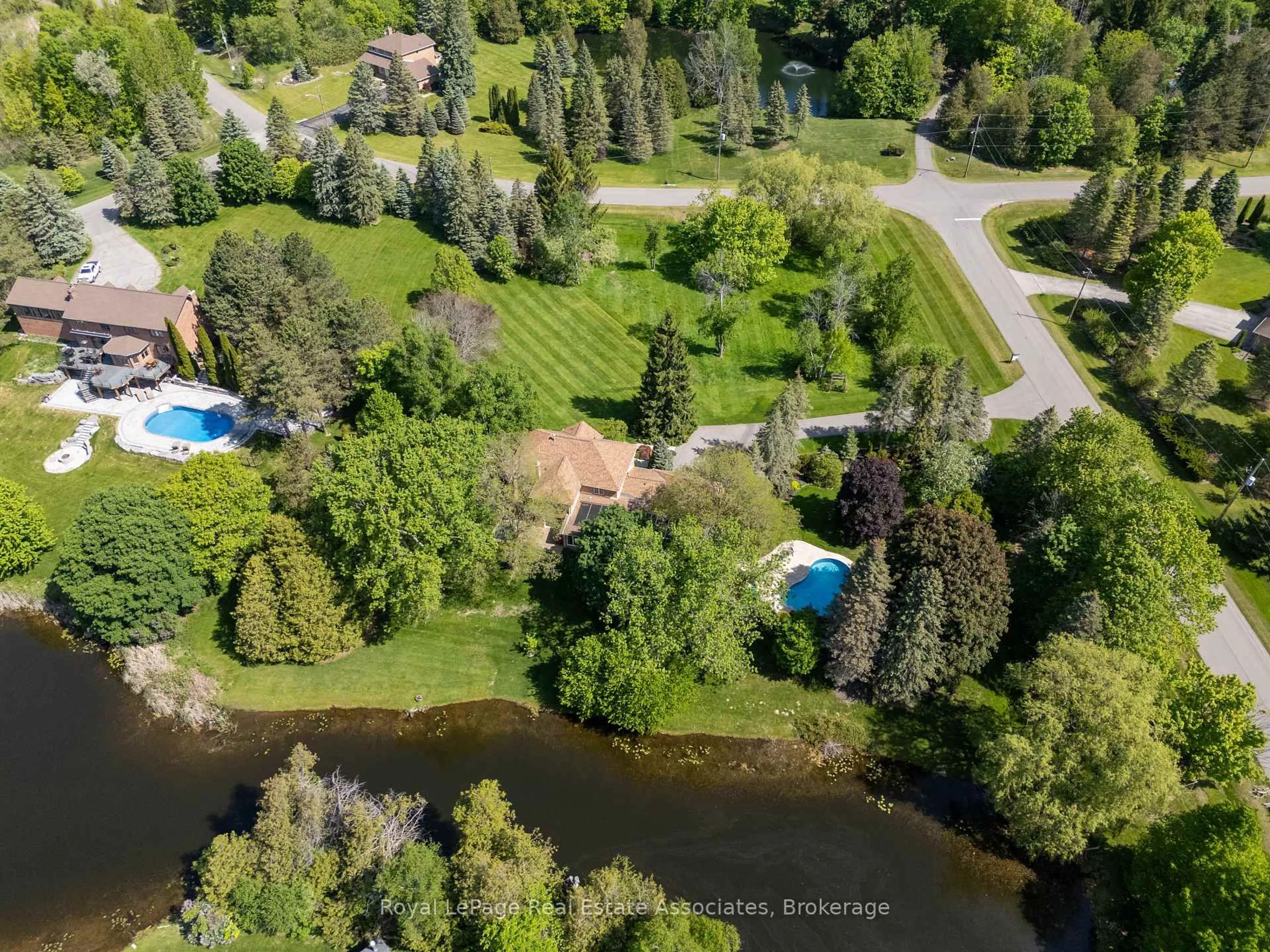 A pic from outside/outdoor area/front of a property/back of a property/a pic from drone, water/lake/river/ocean view for 4 Wolf Cres, Caledon Ontario L7E 0A7