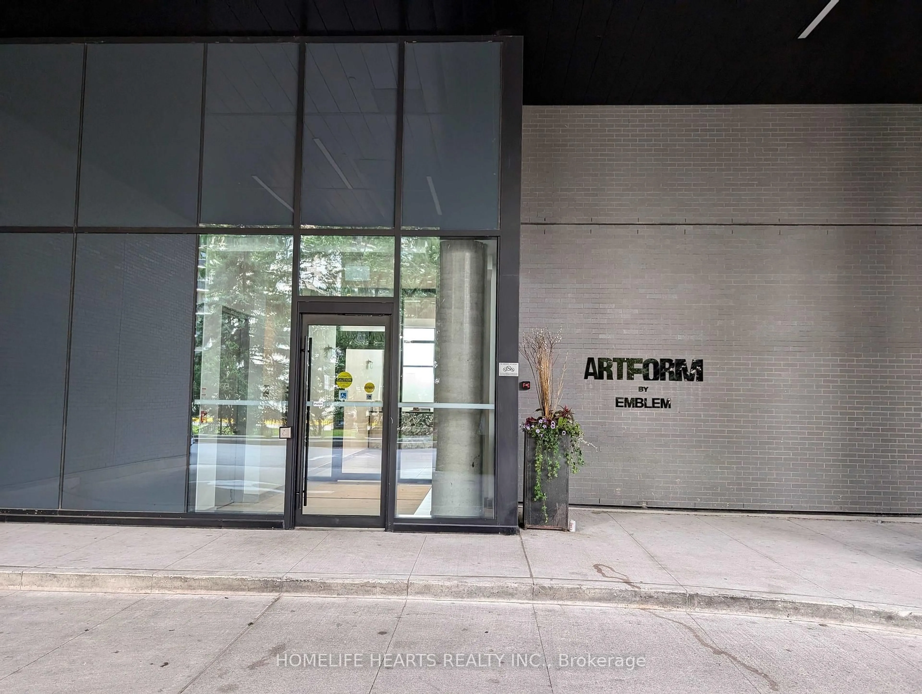 Indoor foyer for 86 Dundas St #421, Mississauga Ontario L5A 1W4