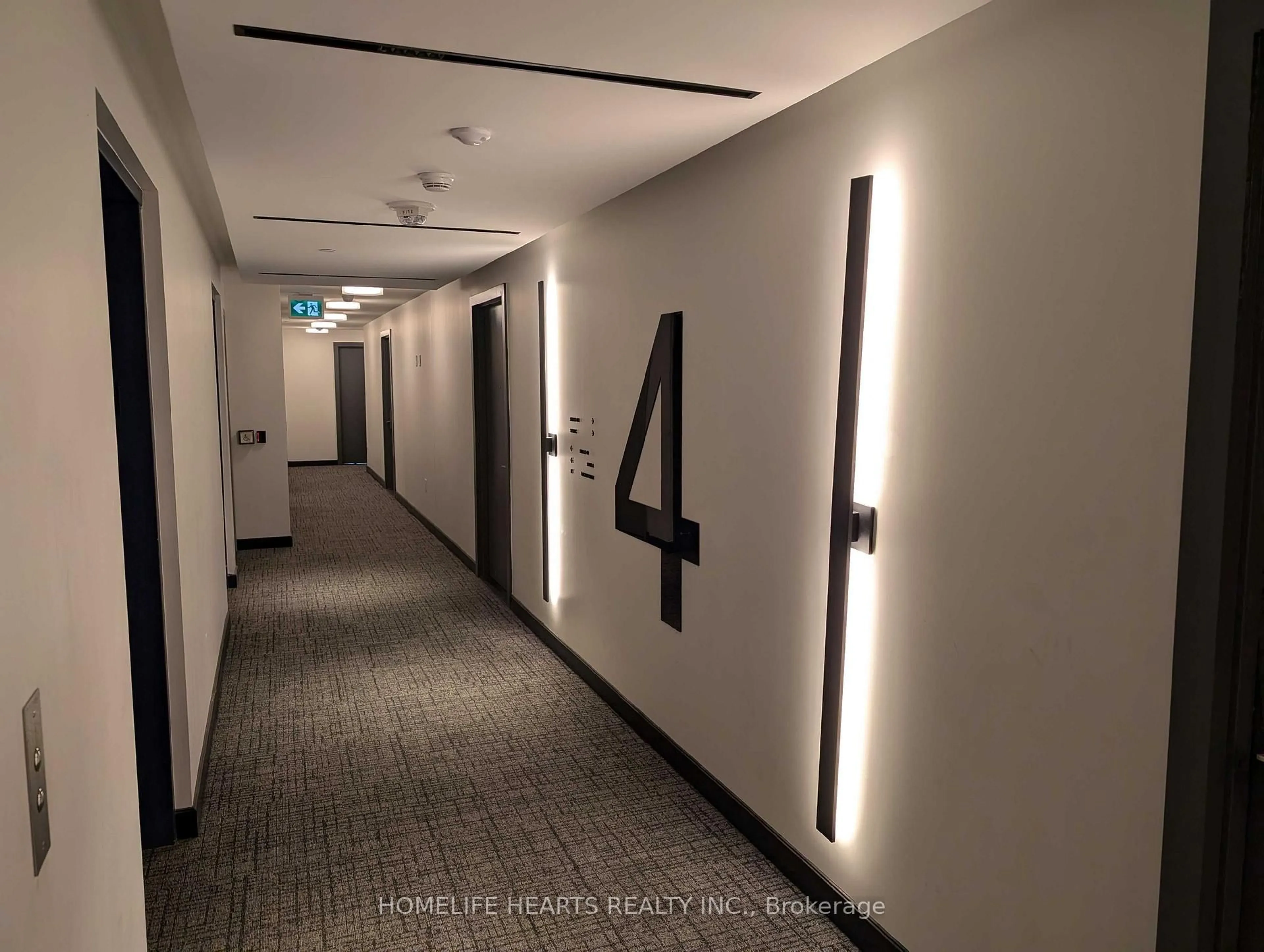 Indoor foyer for 86 Dundas St #421, Mississauga Ontario L5A 1W4