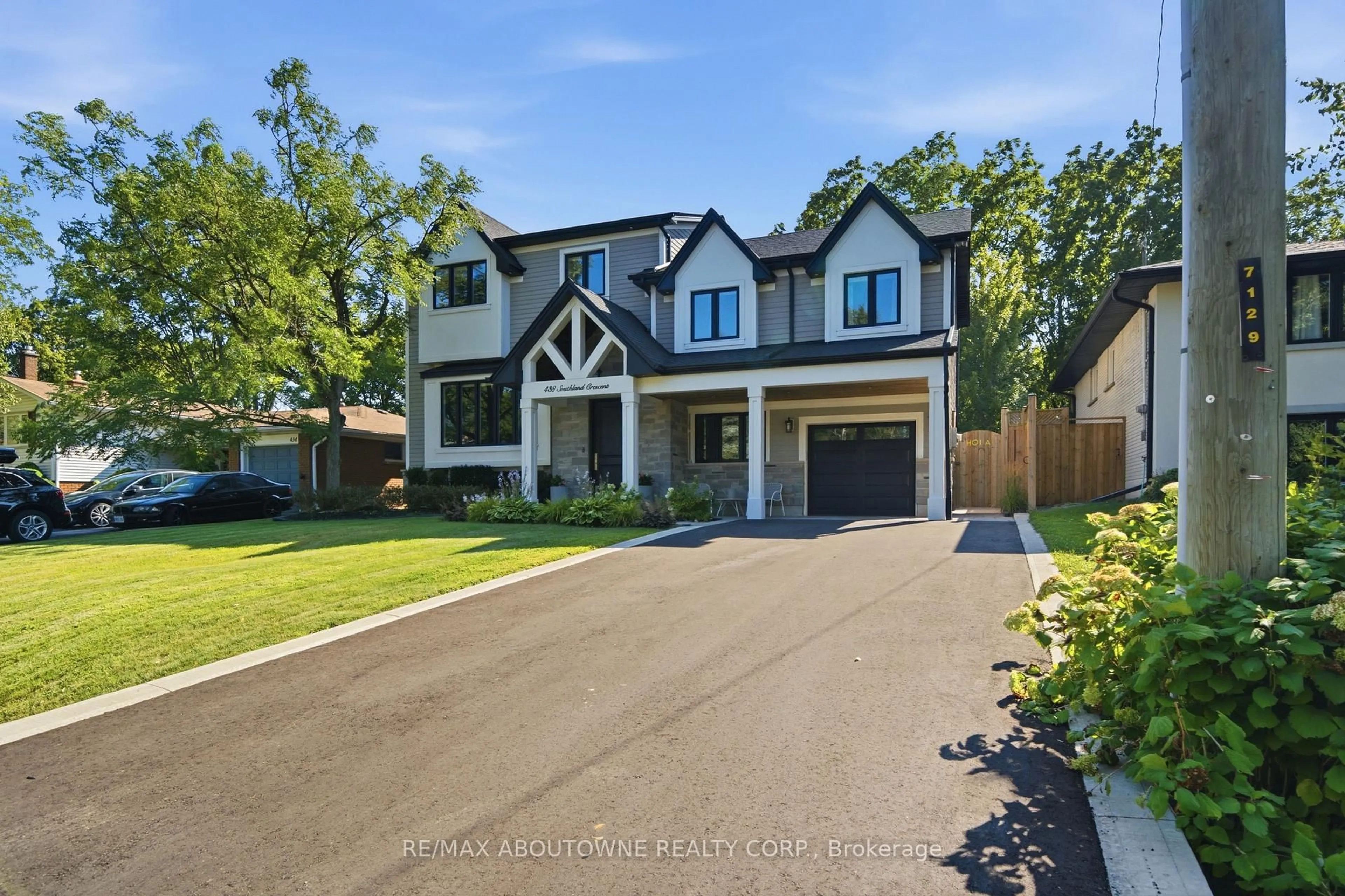 Home with brick exterior material, street for 438 Southland Cres, Oakville Ontario L6L 3N8