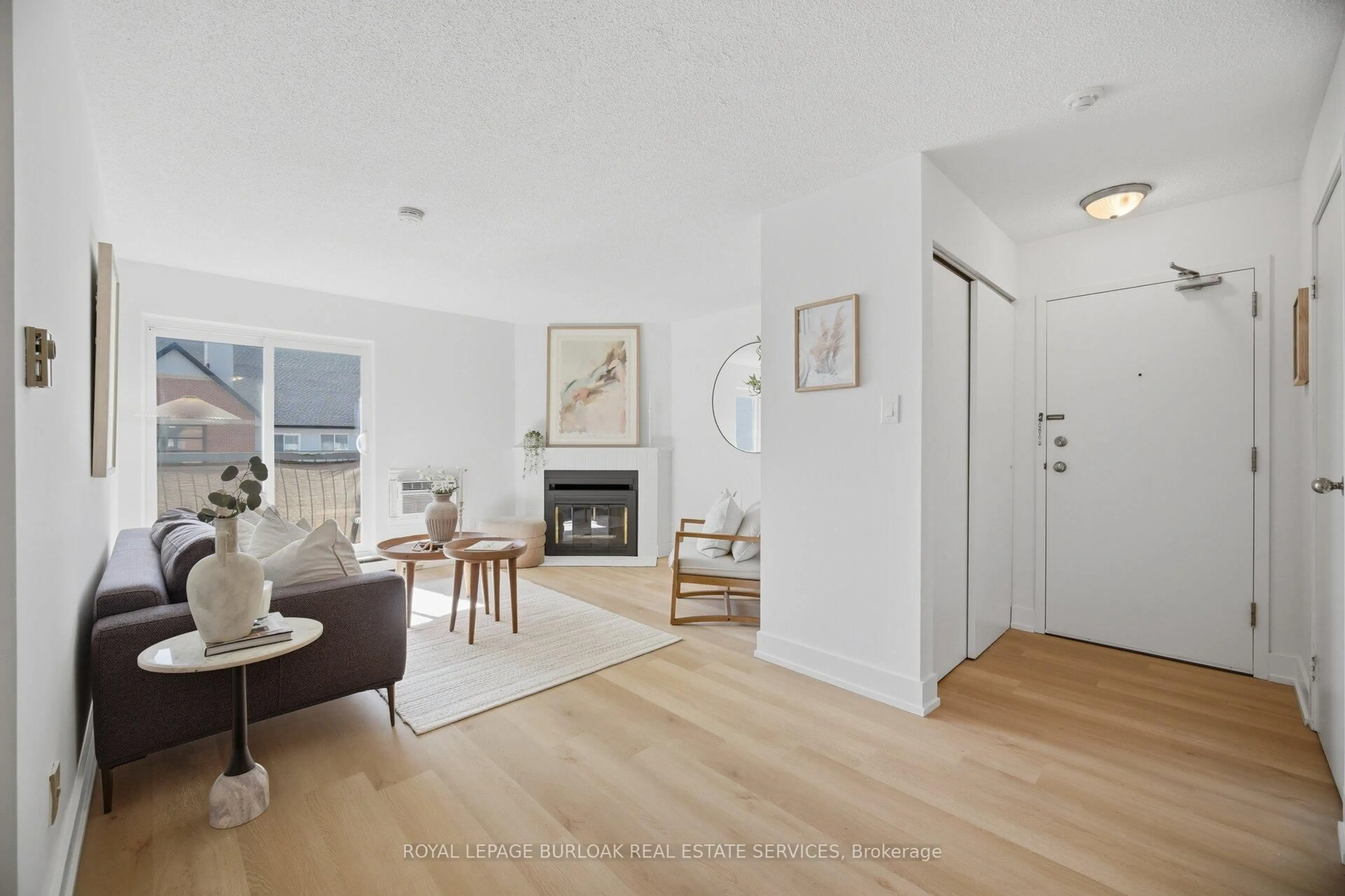 Living room with furniture, unknown for 1450 Glen Abbey Gate #532, Oakville Ontario L6M 2V7