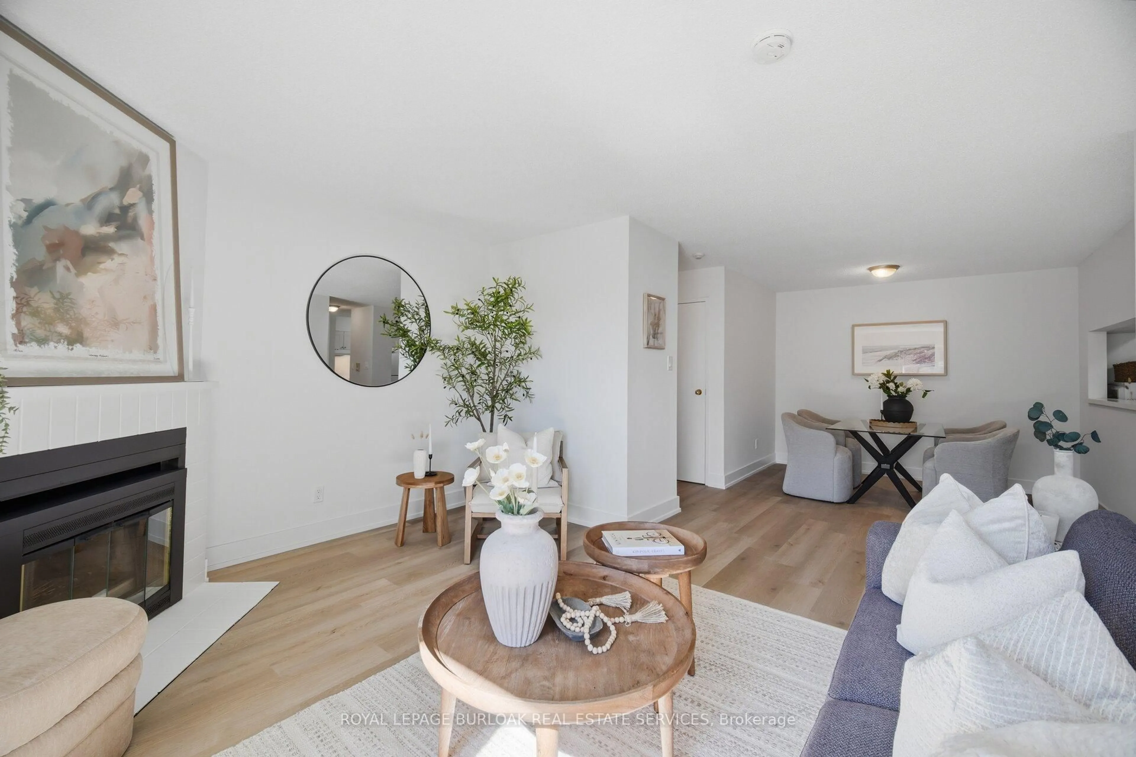 Living room with furniture, unknown for 1450 Glen Abbey Gate #532, Oakville Ontario L6M 2V7
