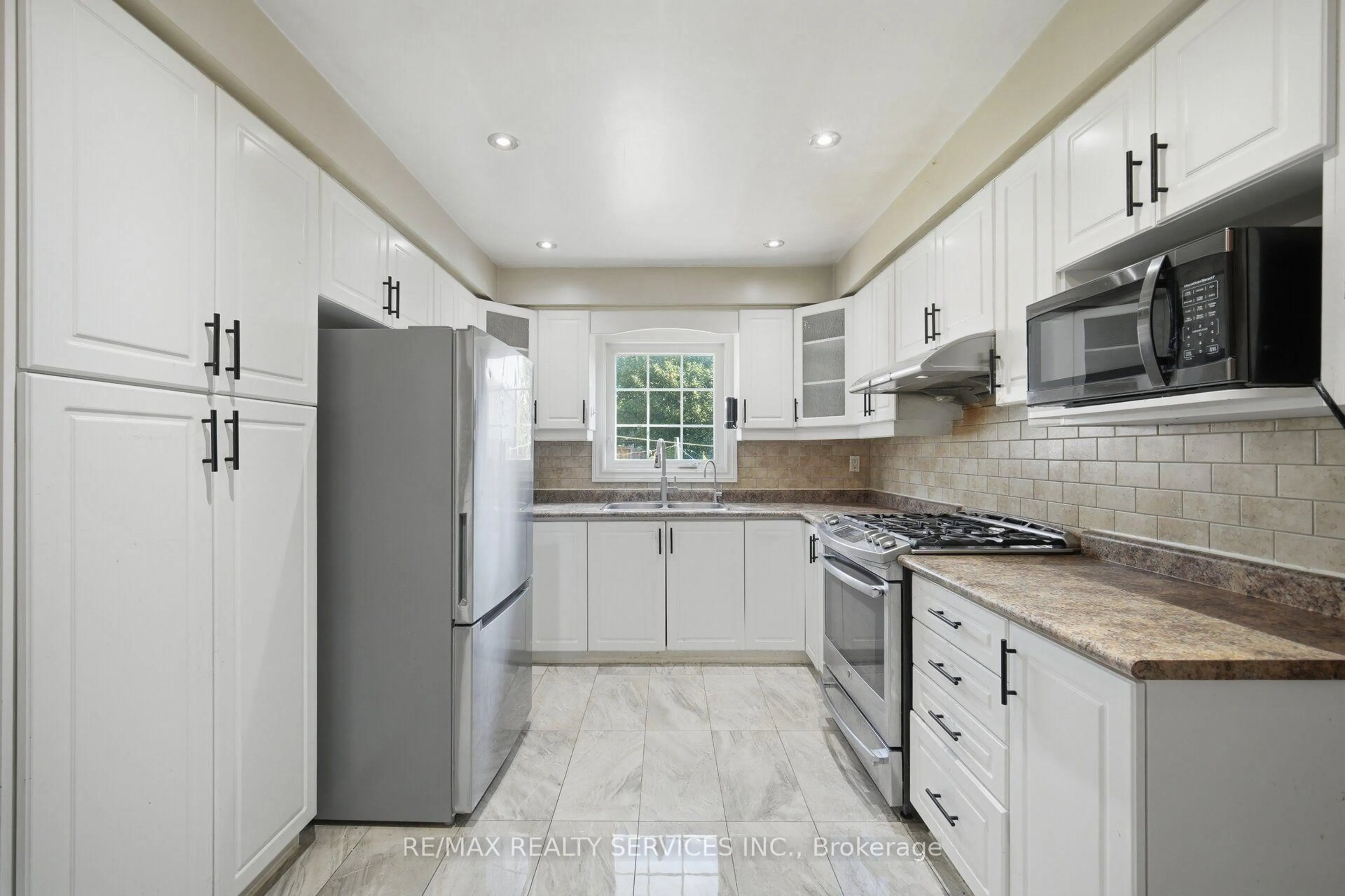 Standard kitchen, ceramic/tile floor for 92 Tulip Dr, Brampton Ontario L6Y 3X6