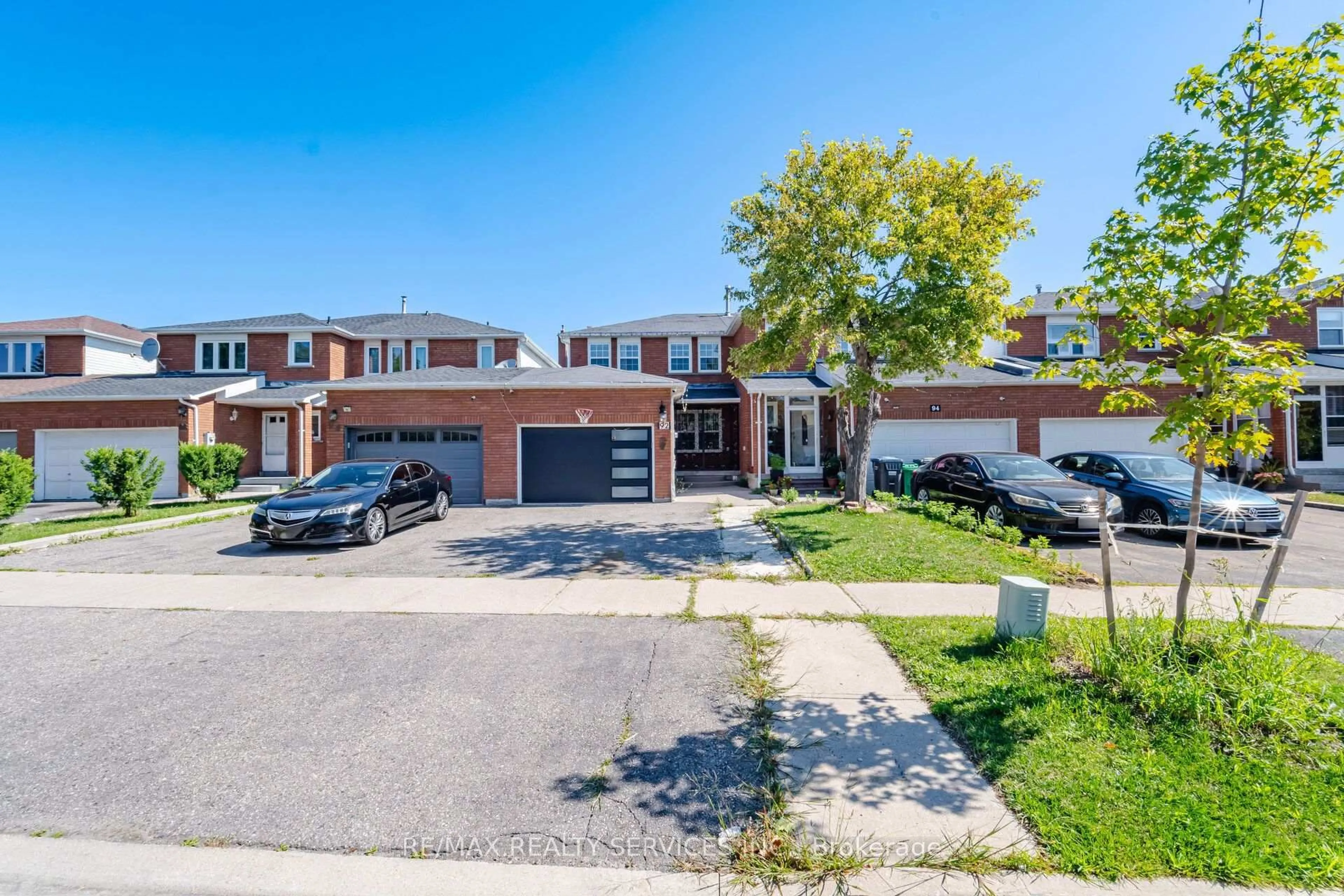 A pic from outside/outdoor area/front of a property/back of a property/a pic from drone, street for 92 Tulip Dr, Brampton Ontario L6Y 3X6