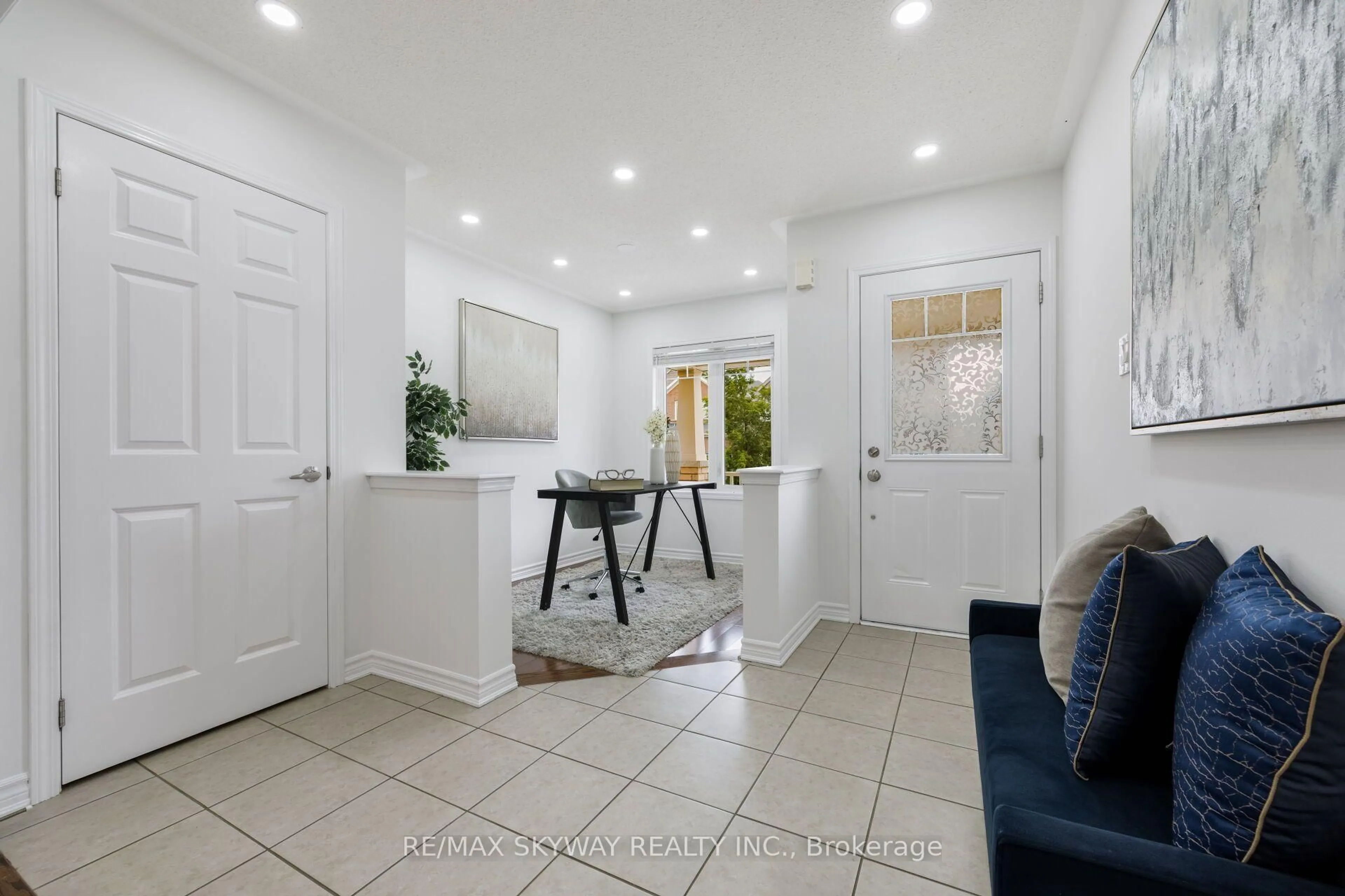 Indoor entryway for 92 Stedford Cres, Brampton Ontario L7A 4P7