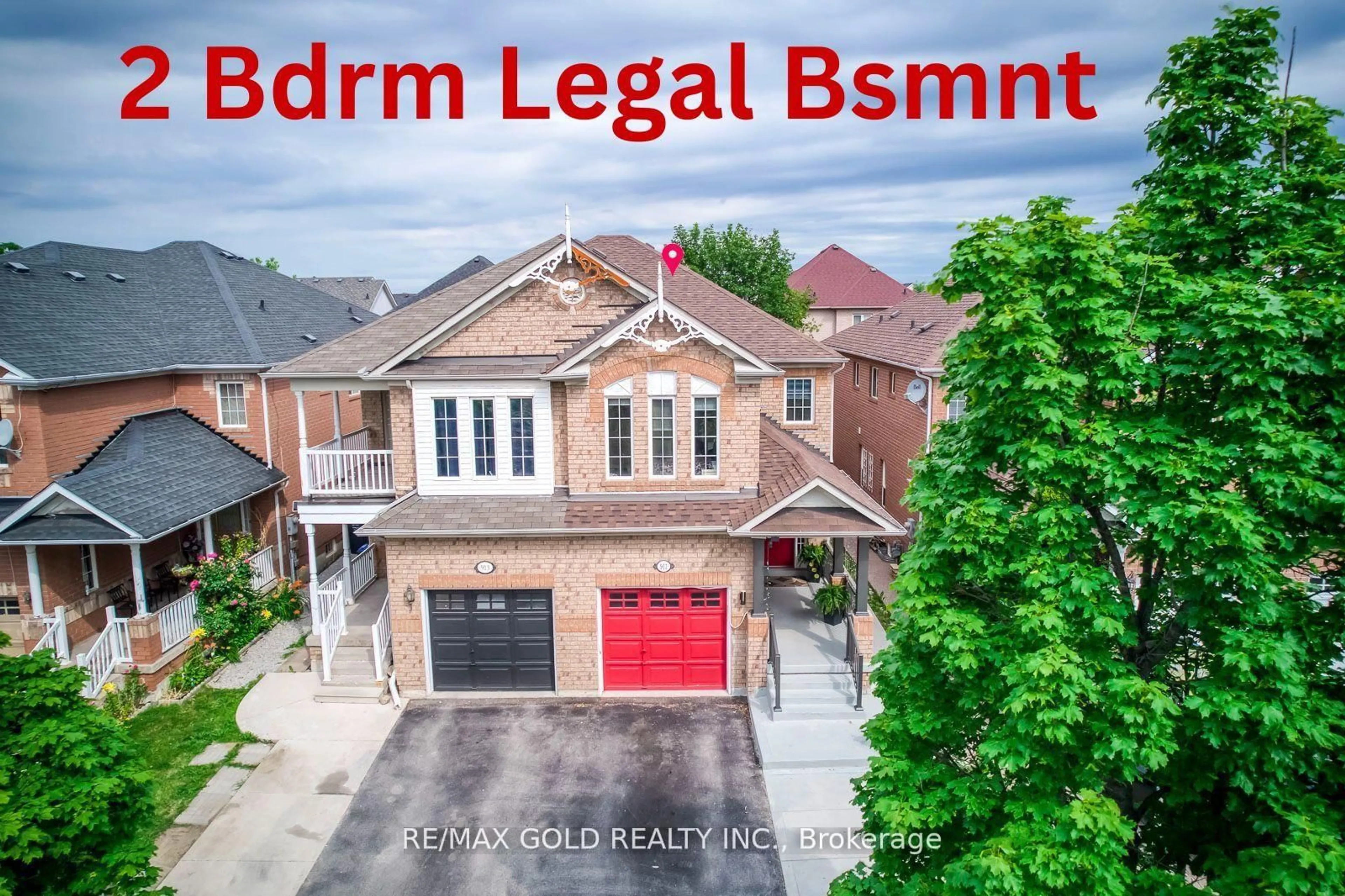 A pic from outside/outdoor area/front of a property/back of a property/a pic from drone, street for 911 Golden Farmer Way, Mississauga Ontario L5W 1A8