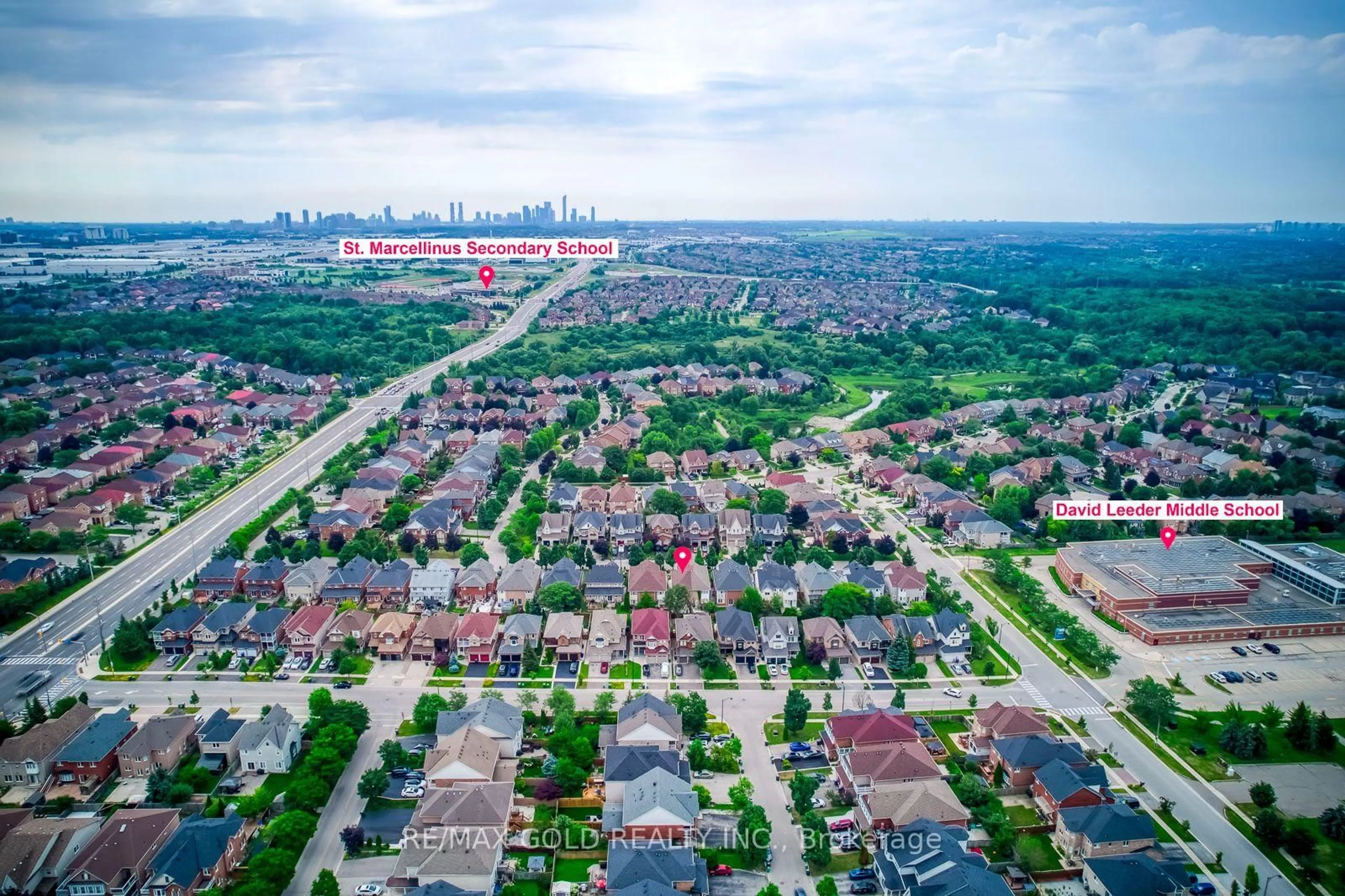 A pic from outside/outdoor area/front of a property/back of a property/a pic from drone, street for 911 Golden Farmer Way, Mississauga Ontario L5W 1A8