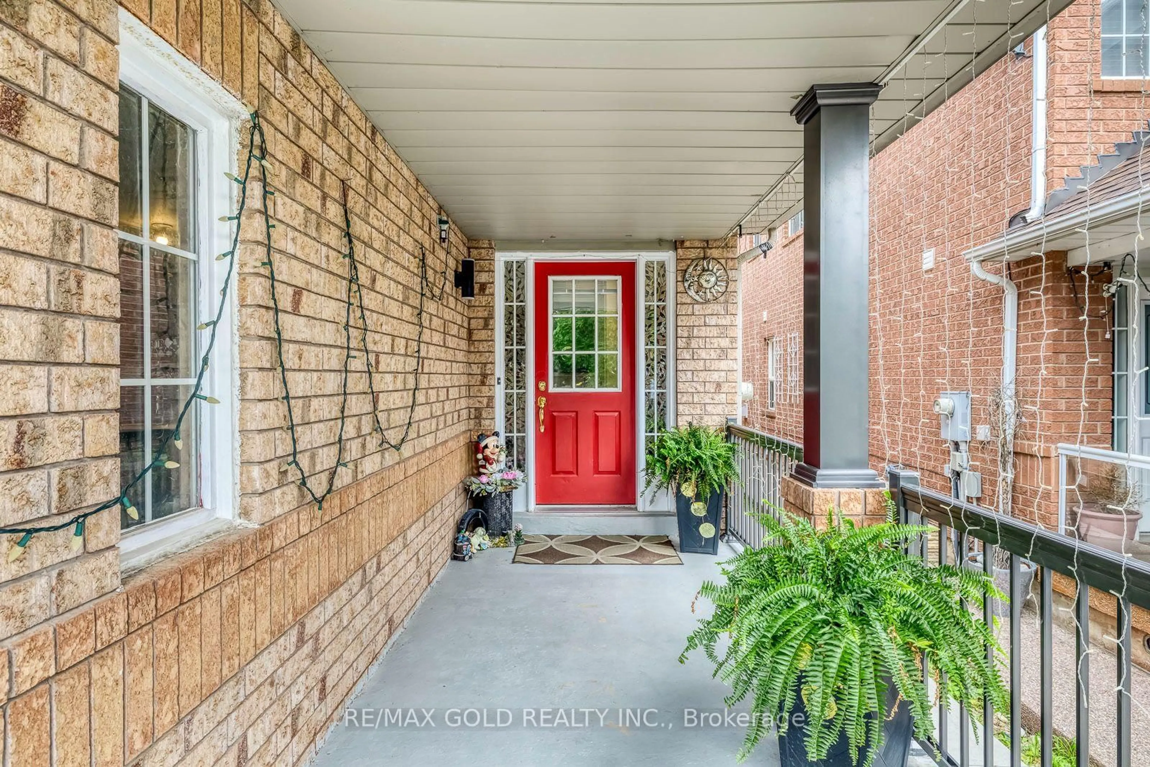 Indoor entryway for 911 Golden Farmer Way, Mississauga Ontario L5W 1A8