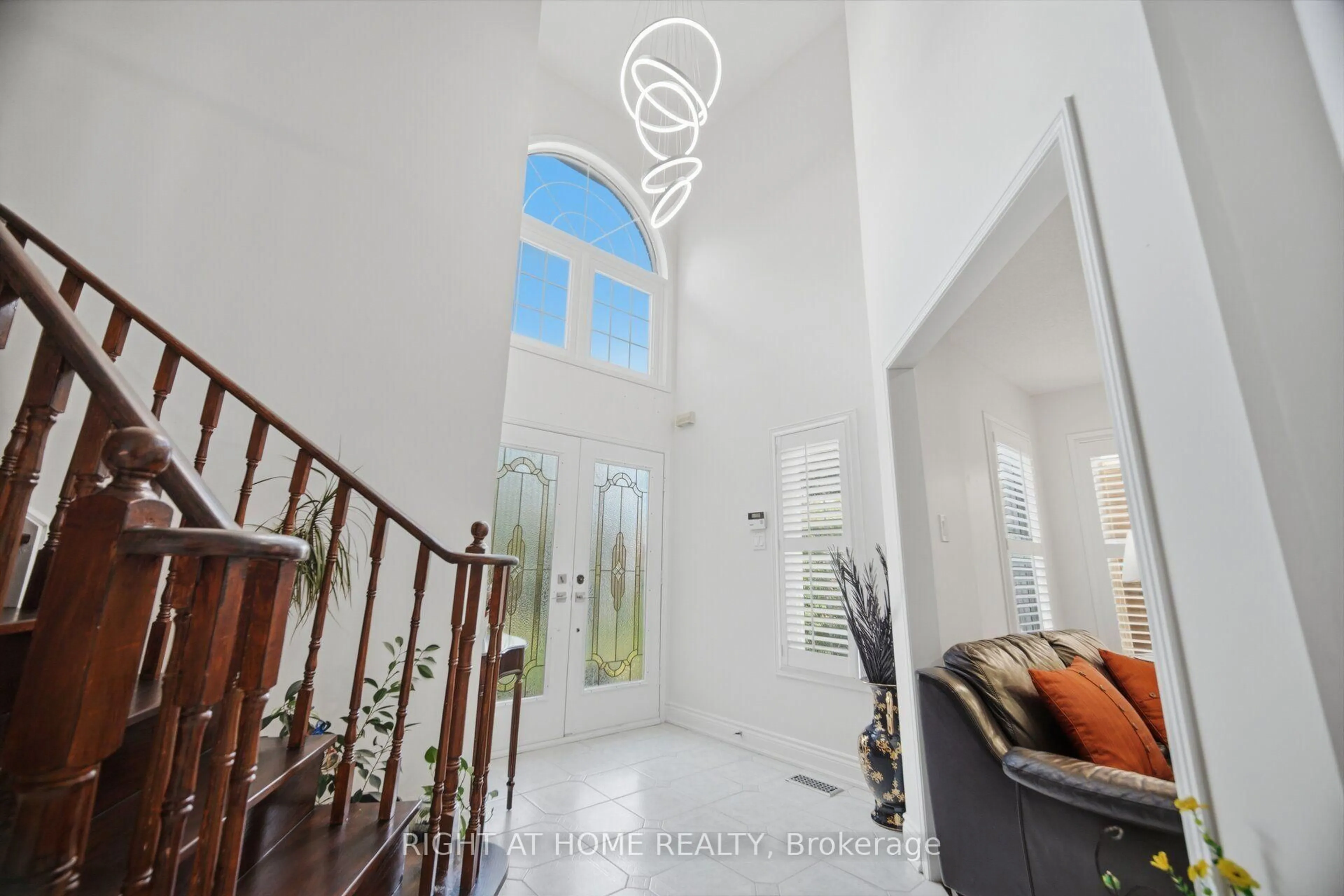 Indoor foyer for 6379 Alderwood Tr, Mississauga Ontario L5N 6W9