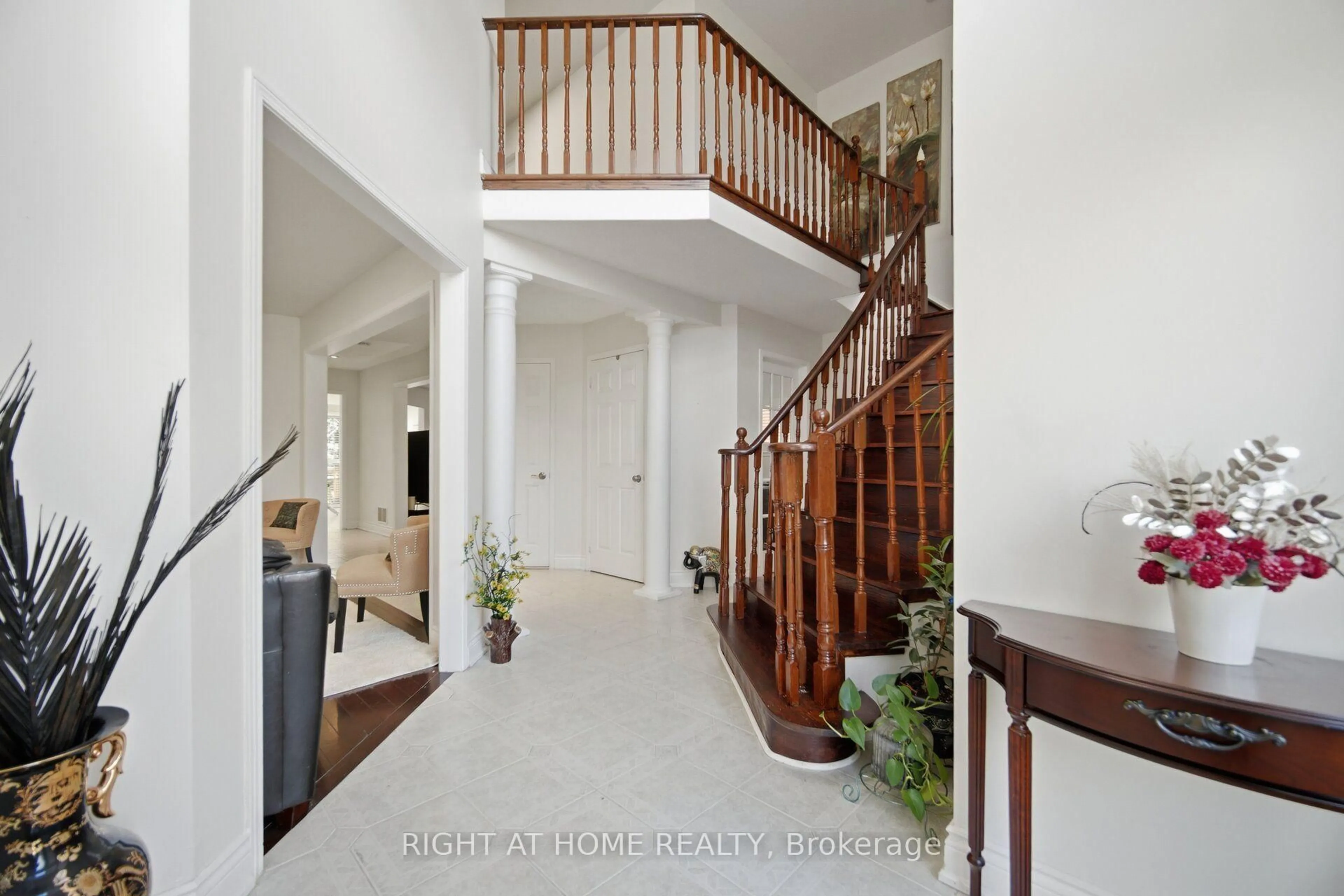 Indoor foyer for 6379 Alderwood Tr, Mississauga Ontario L5N 6W9