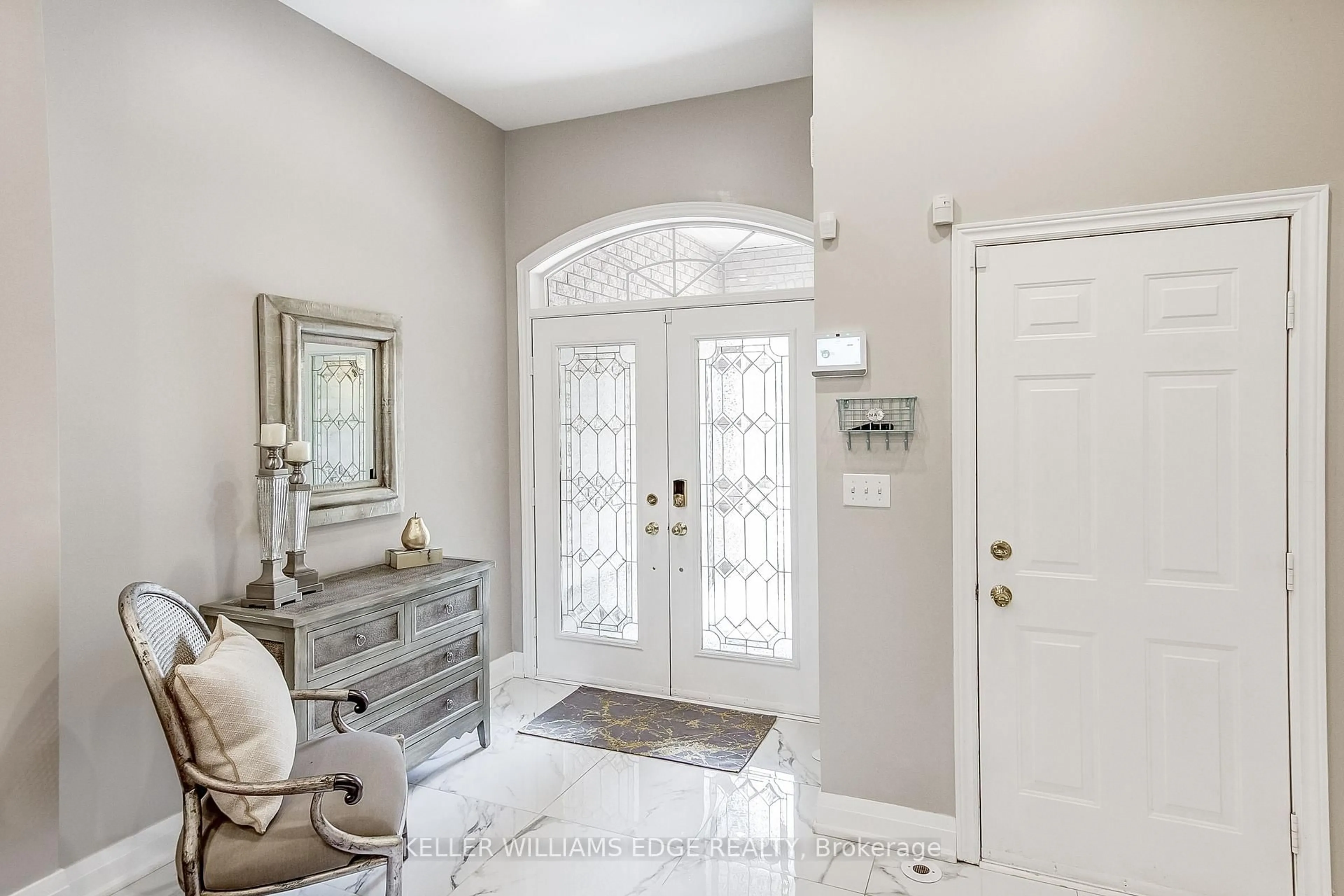 Indoor entryway for 2307 Woodfield Rd, Oakville Ontario L6H 6Y7