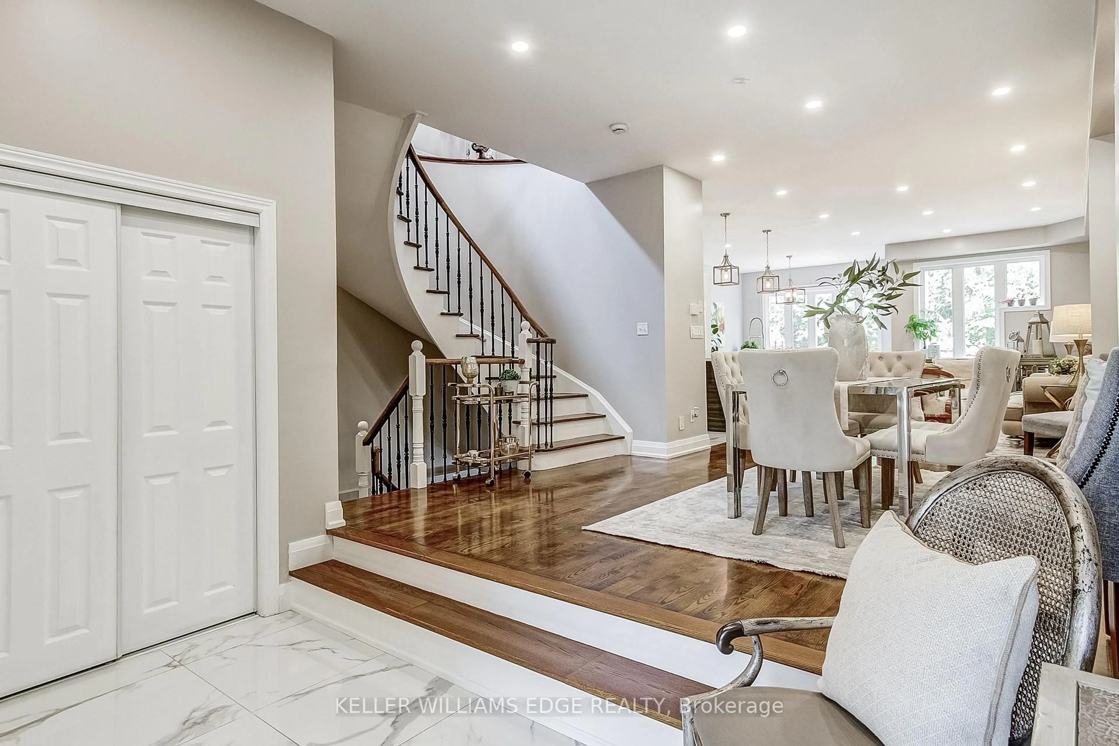Indoor entryway for 2307 Woodfield Rd, Oakville Ontario L6H 6Y7