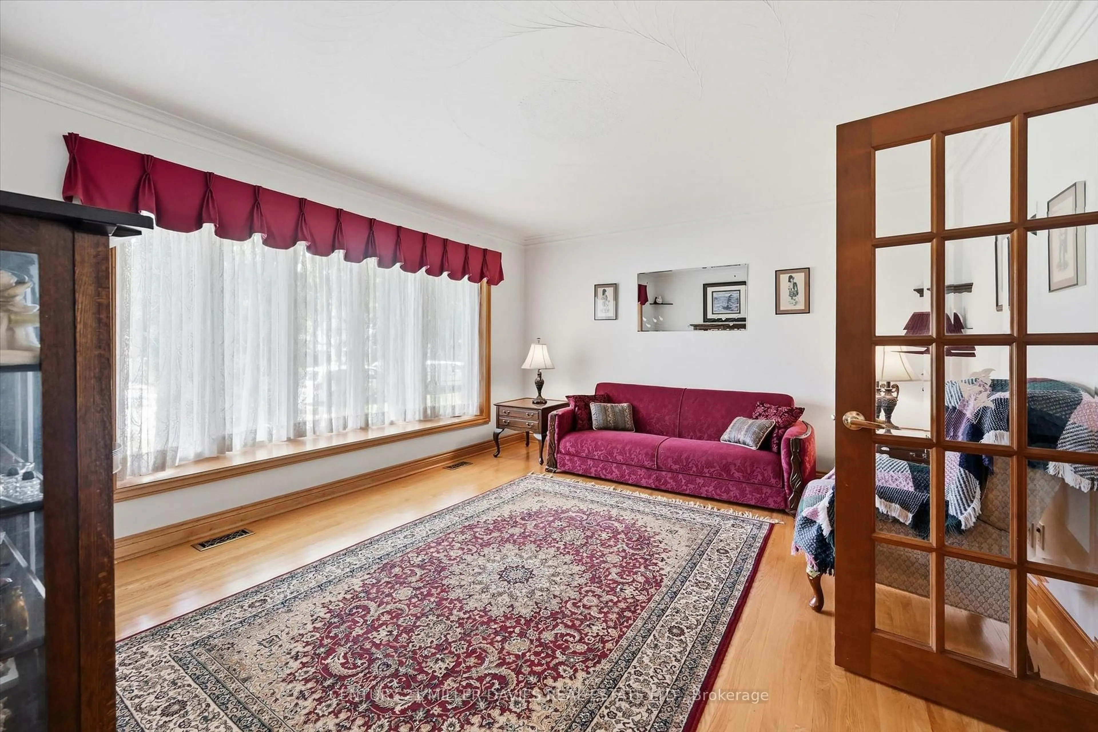 Living room with furniture, unknown for 237 Mohawk Rd, Oakville Ontario L6L 2Z1