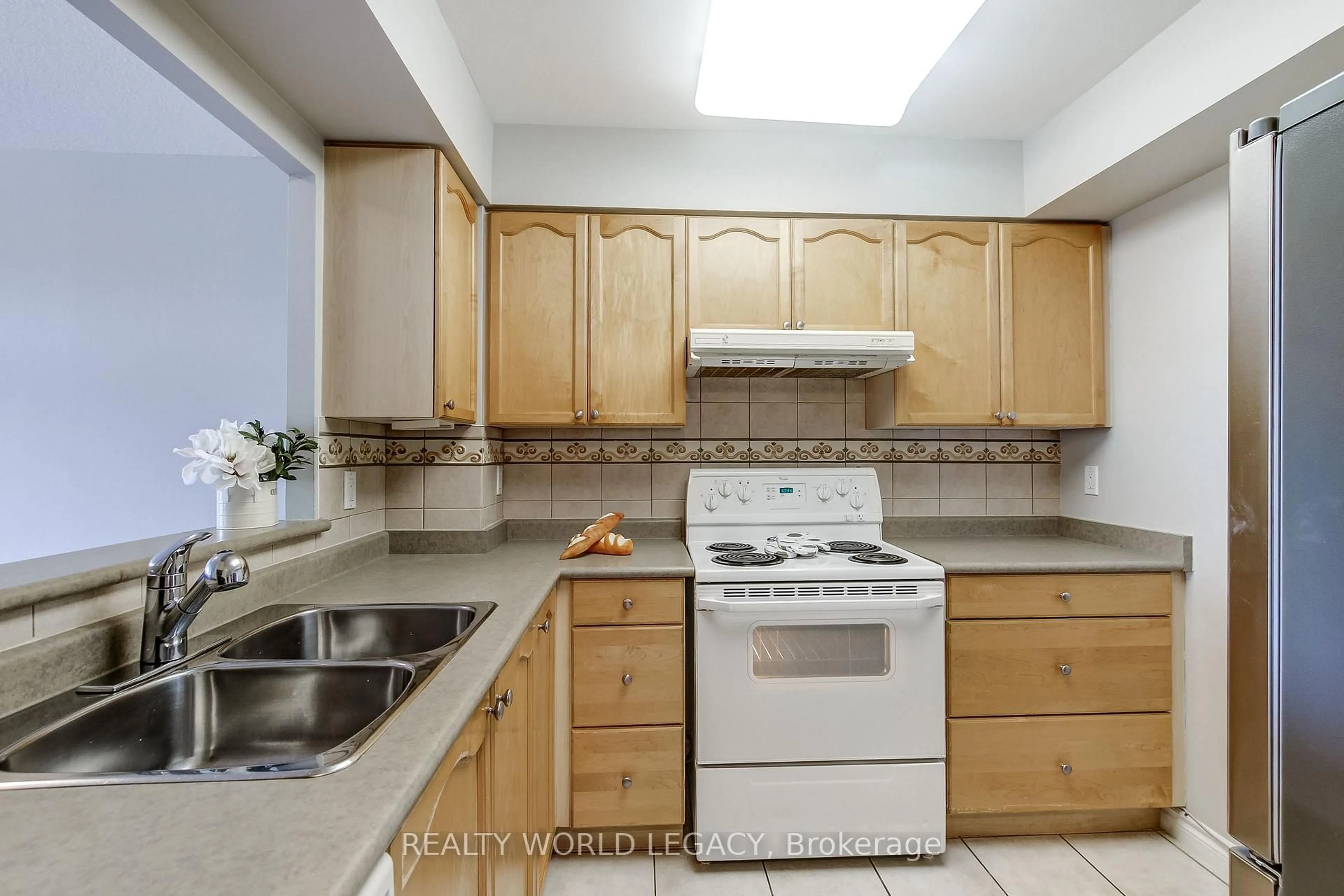 Standard kitchen, unknown for 100 Burloak Dr #1414, Burlington Ontario L7L 6P6