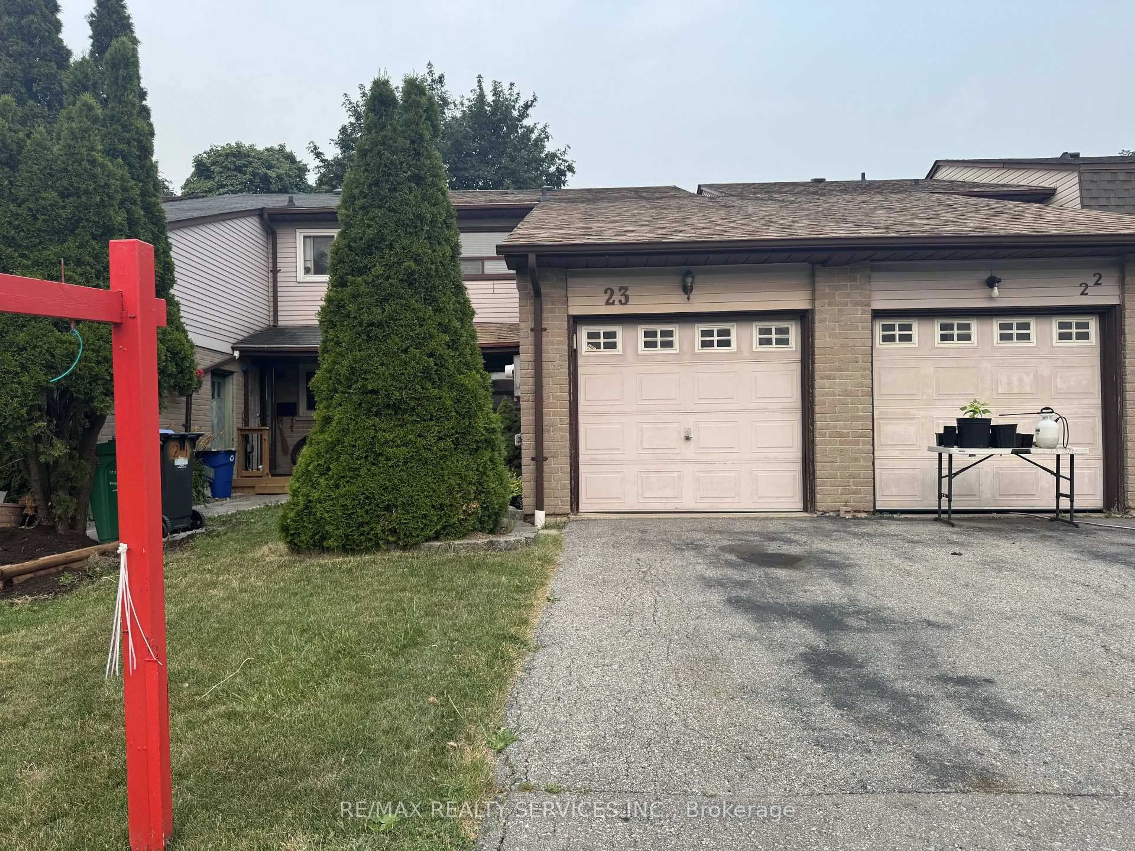 A pic from outside/outdoor area/front of a property/back of a property/a pic from drone, street for 23 Scottsdale Crt, Brampton Ontario L6W 3R8