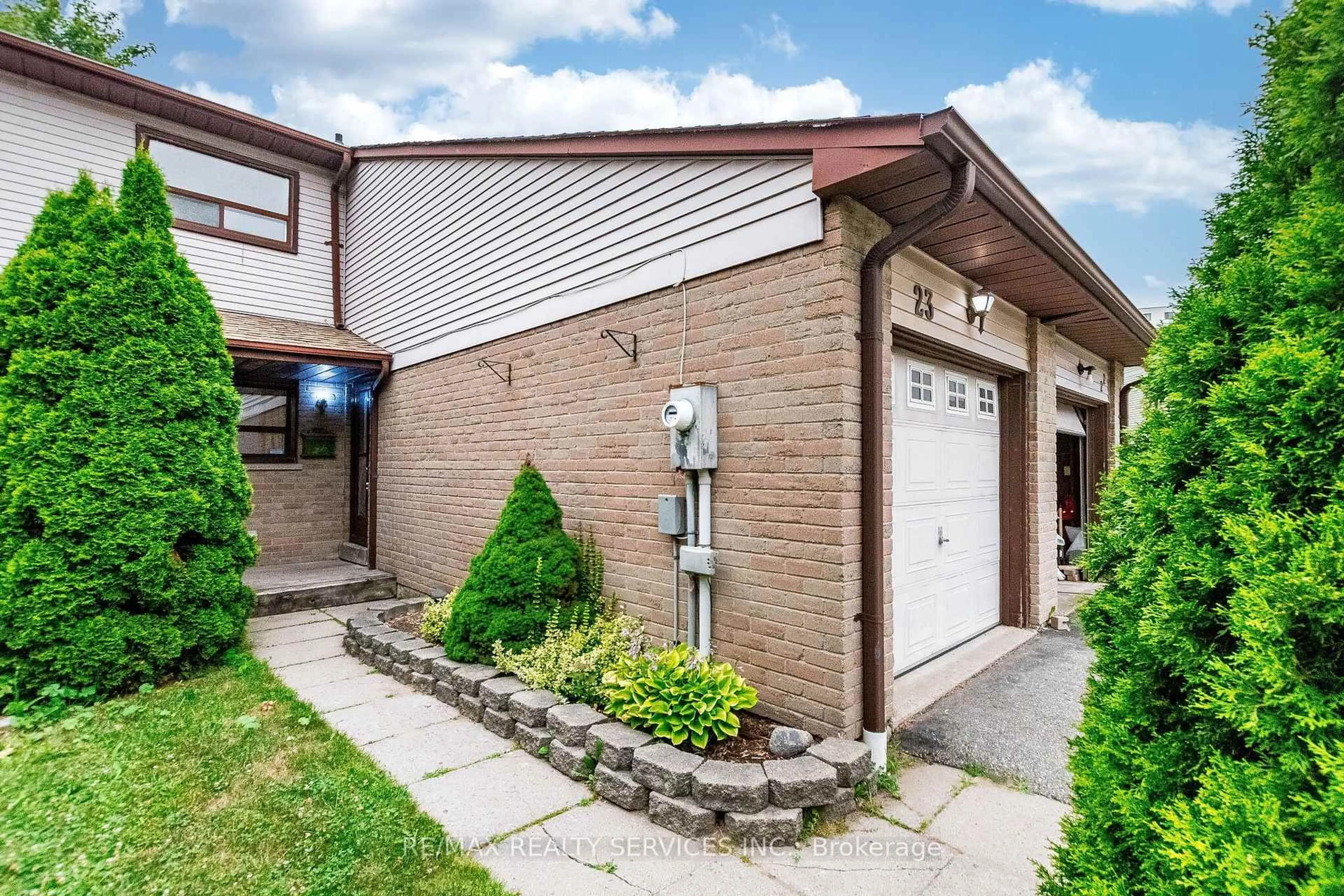 Home with brick exterior material, street for 23 Scottsdale Crt, Brampton Ontario L6W 3R8