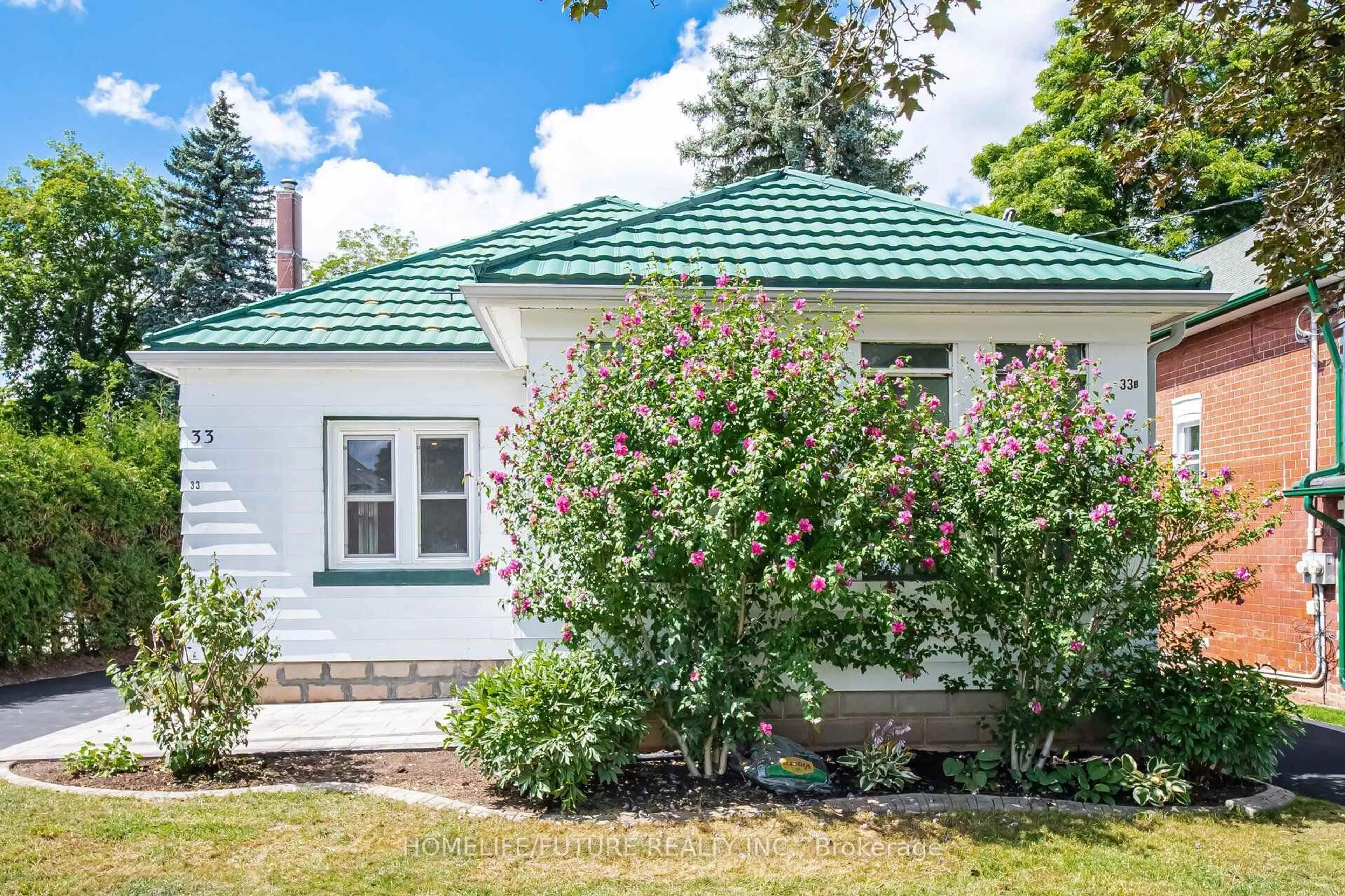 Home with brick exterior material, street for 33 Brock St, Halton Hills Ontario L7J 1N3