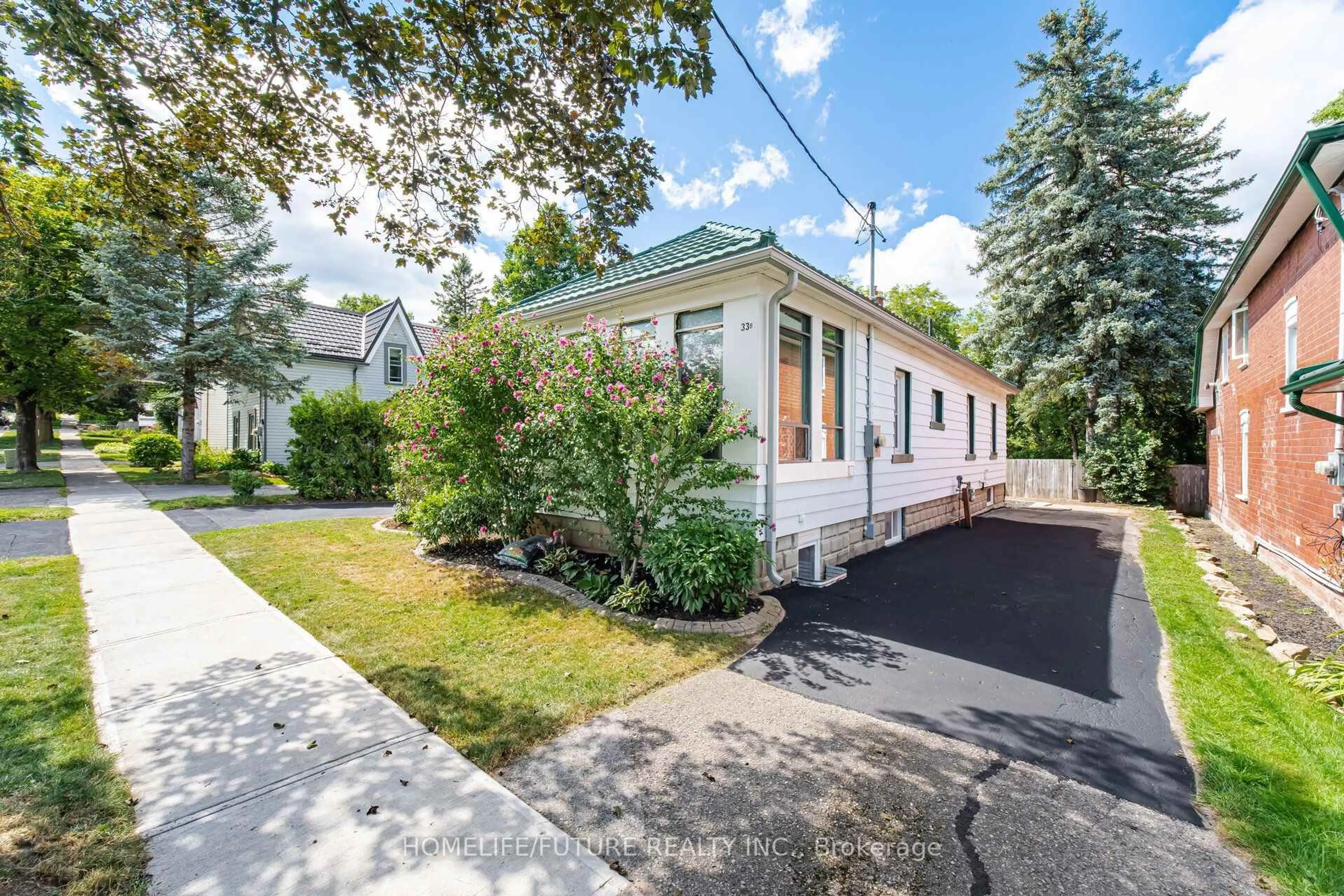 Home with vinyl exterior material, street for 33 Brock St, Halton Hills Ontario L7J 1N3