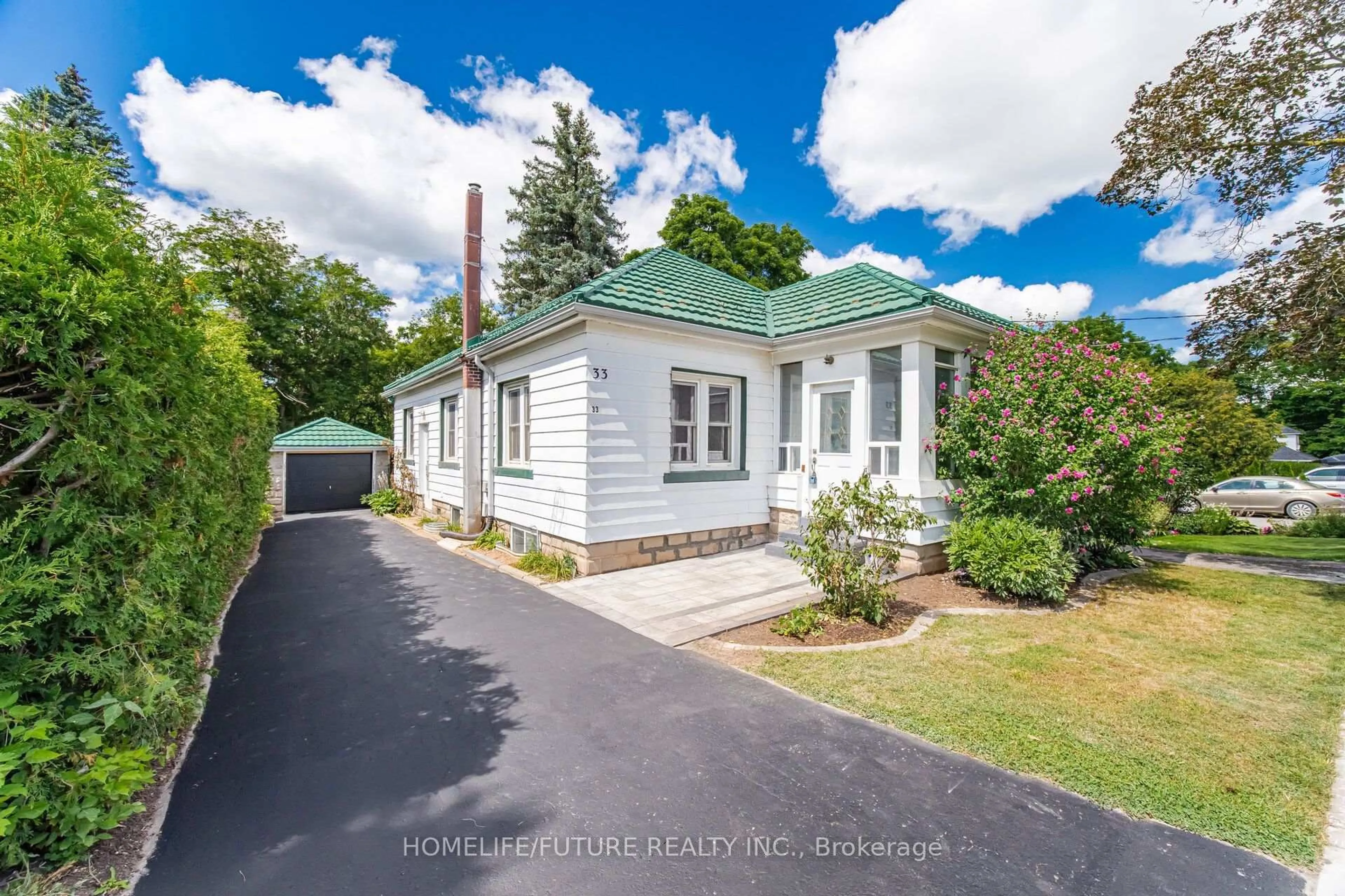 A pic from outside/outdoor area/front of a property/back of a property/a pic from drone, street for 33 Brock St, Halton Hills Ontario L7J 1N3