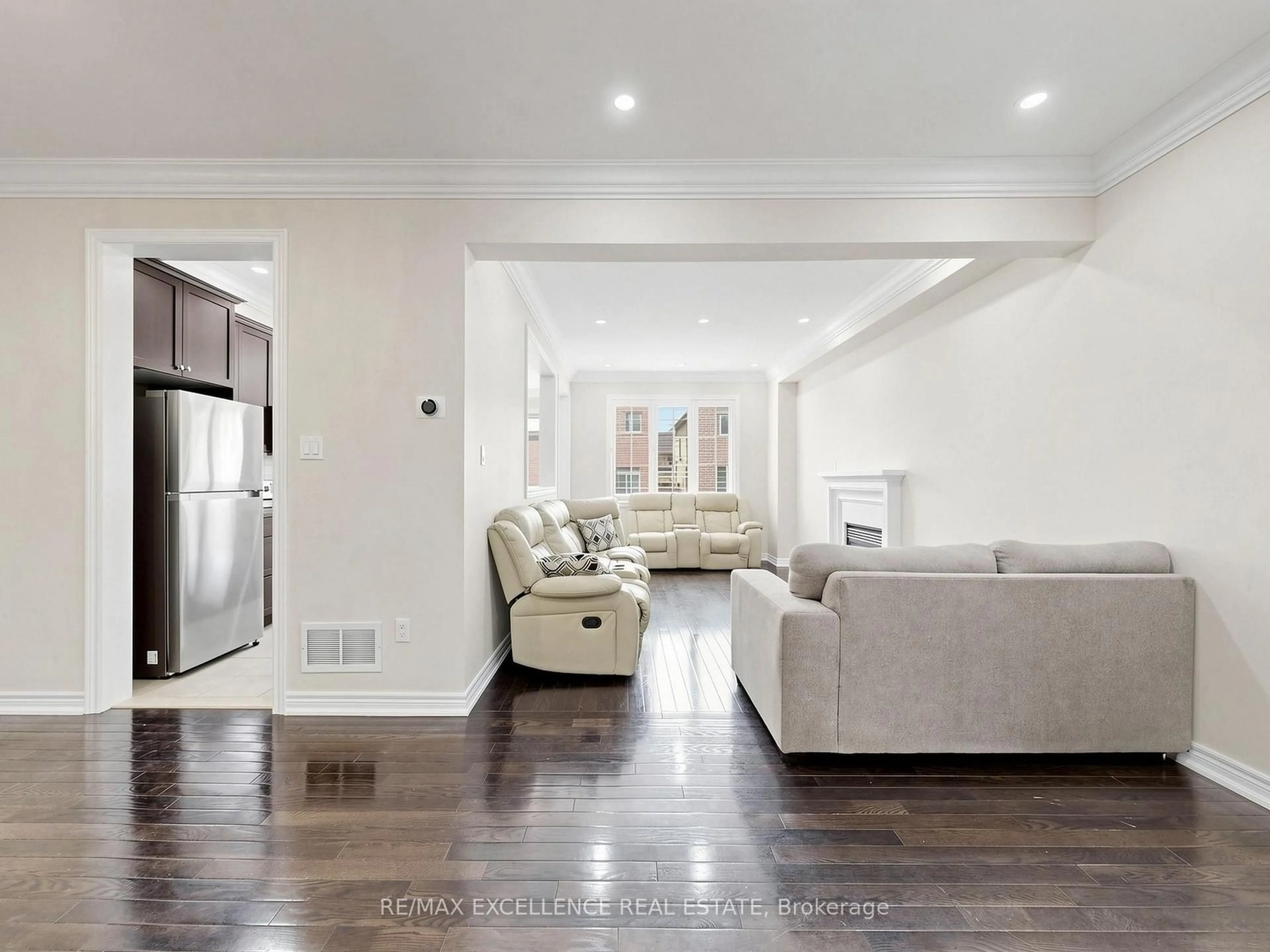 Living room with furniture, unknown for 61 Campwood Cres, Brampton Ontario L6P 3S8