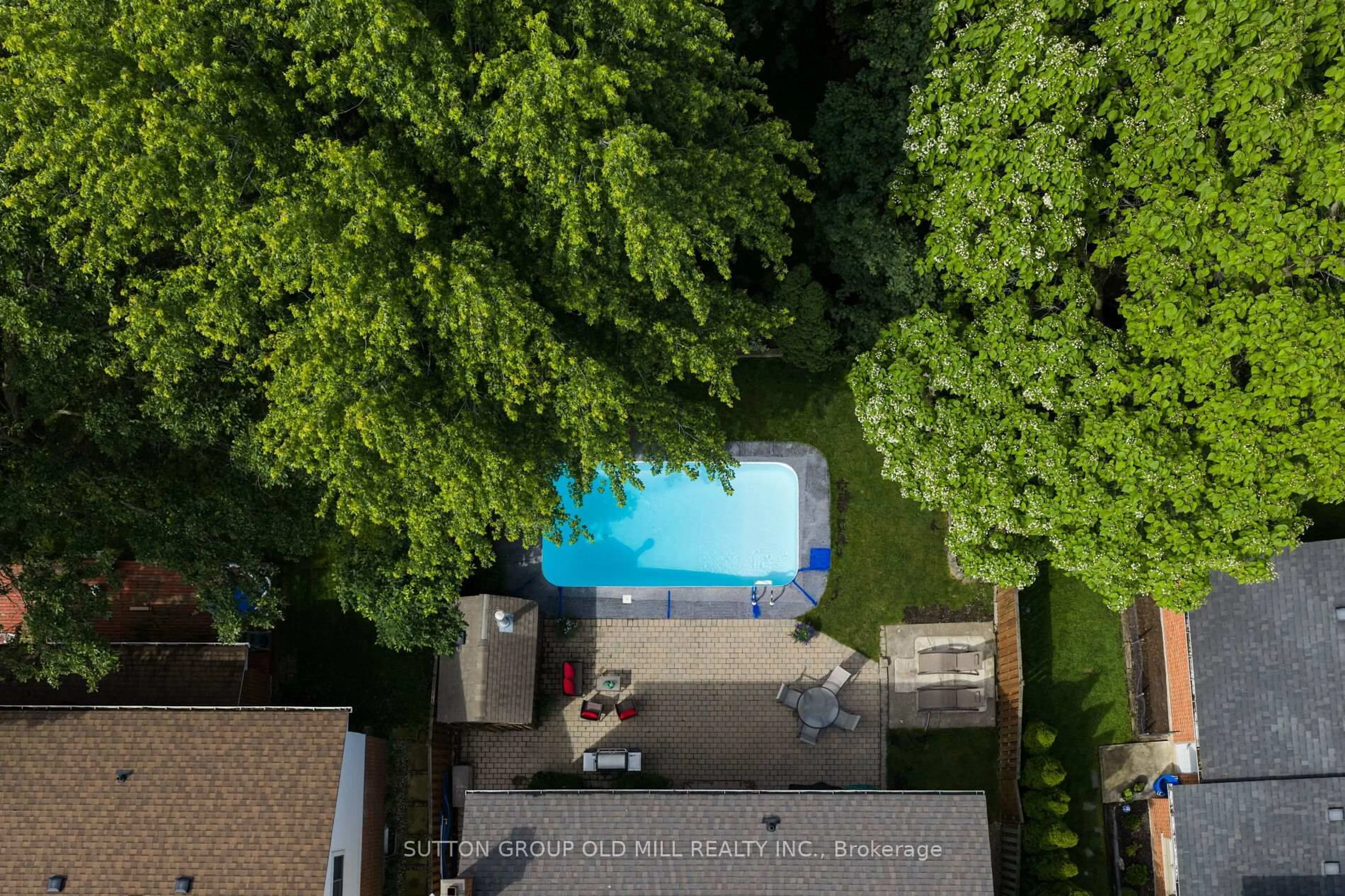 A pic from outside/outdoor area/front of a property/back of a property/a pic from drone, unknown for 853 Kowal Dr, Mississauga Ontario L5H 3T3