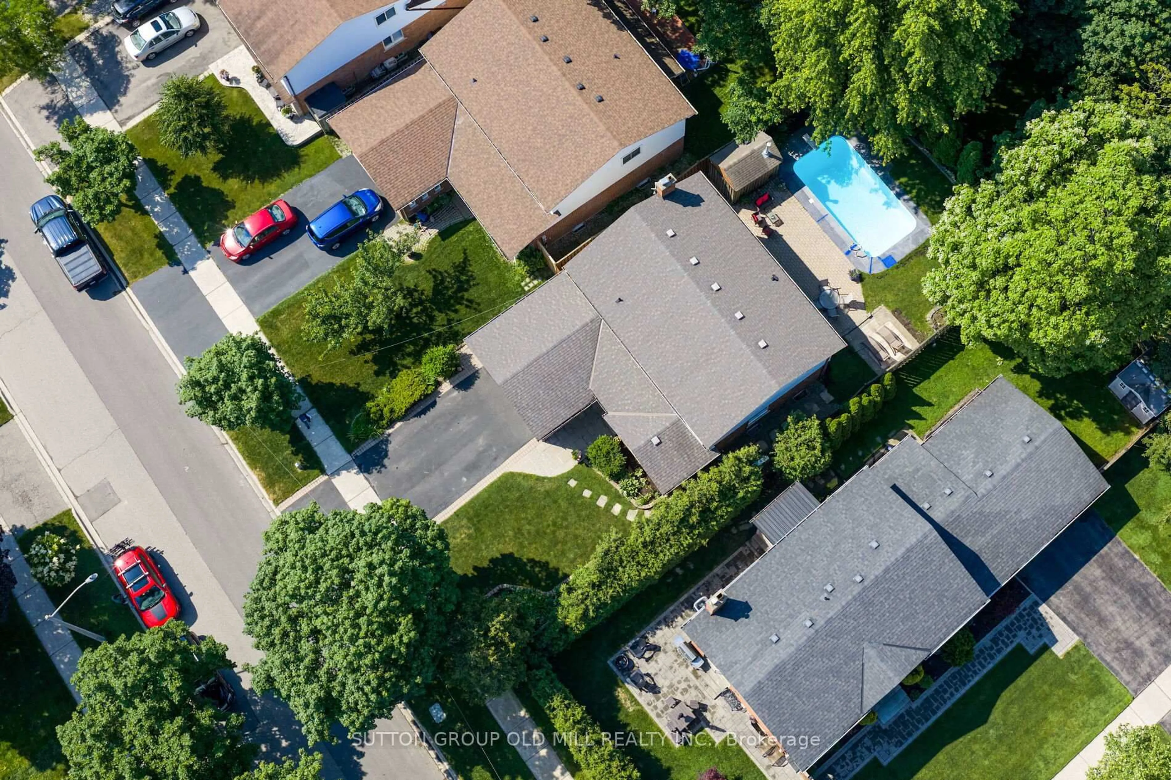 A pic from outside/outdoor area/front of a property/back of a property/a pic from drone, street for 853 Kowal Dr, Mississauga Ontario L5H 3T3