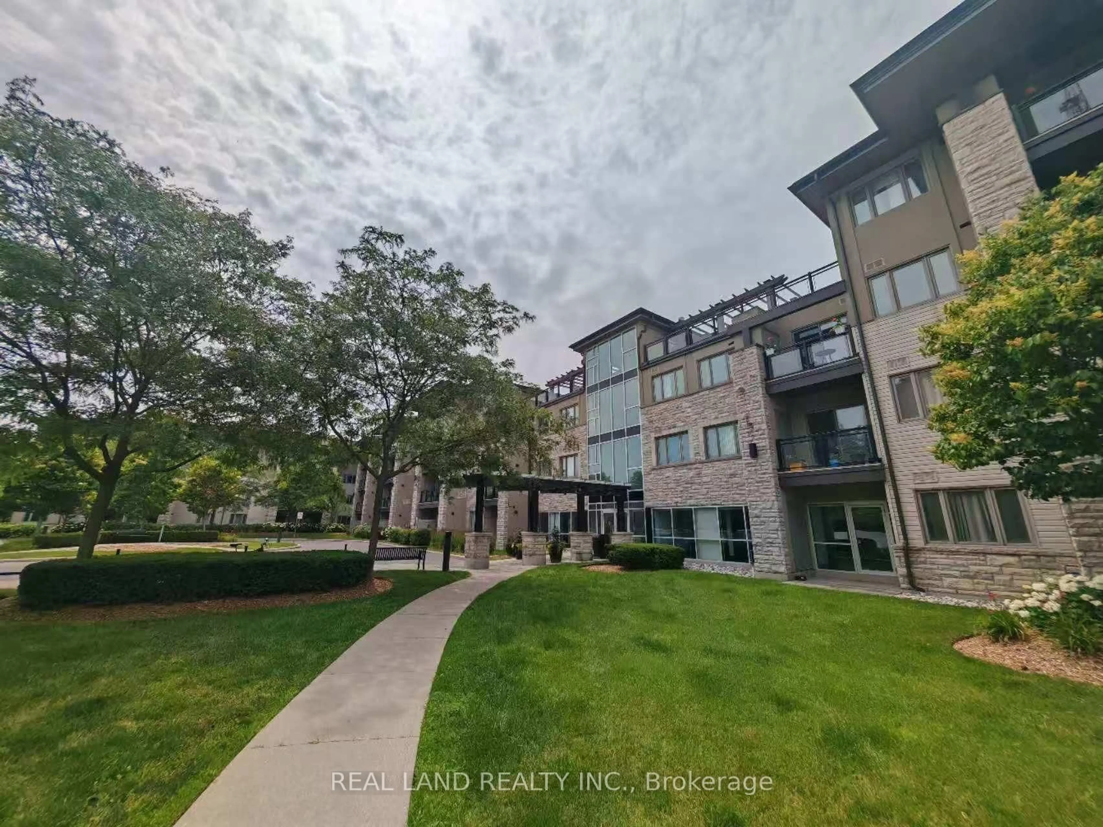 A pic from outside/outdoor area/front of a property/back of a property/a pic from drone, unknown for 570 Lolita Gdns #127, Mississauga Ontario L5A 0A1