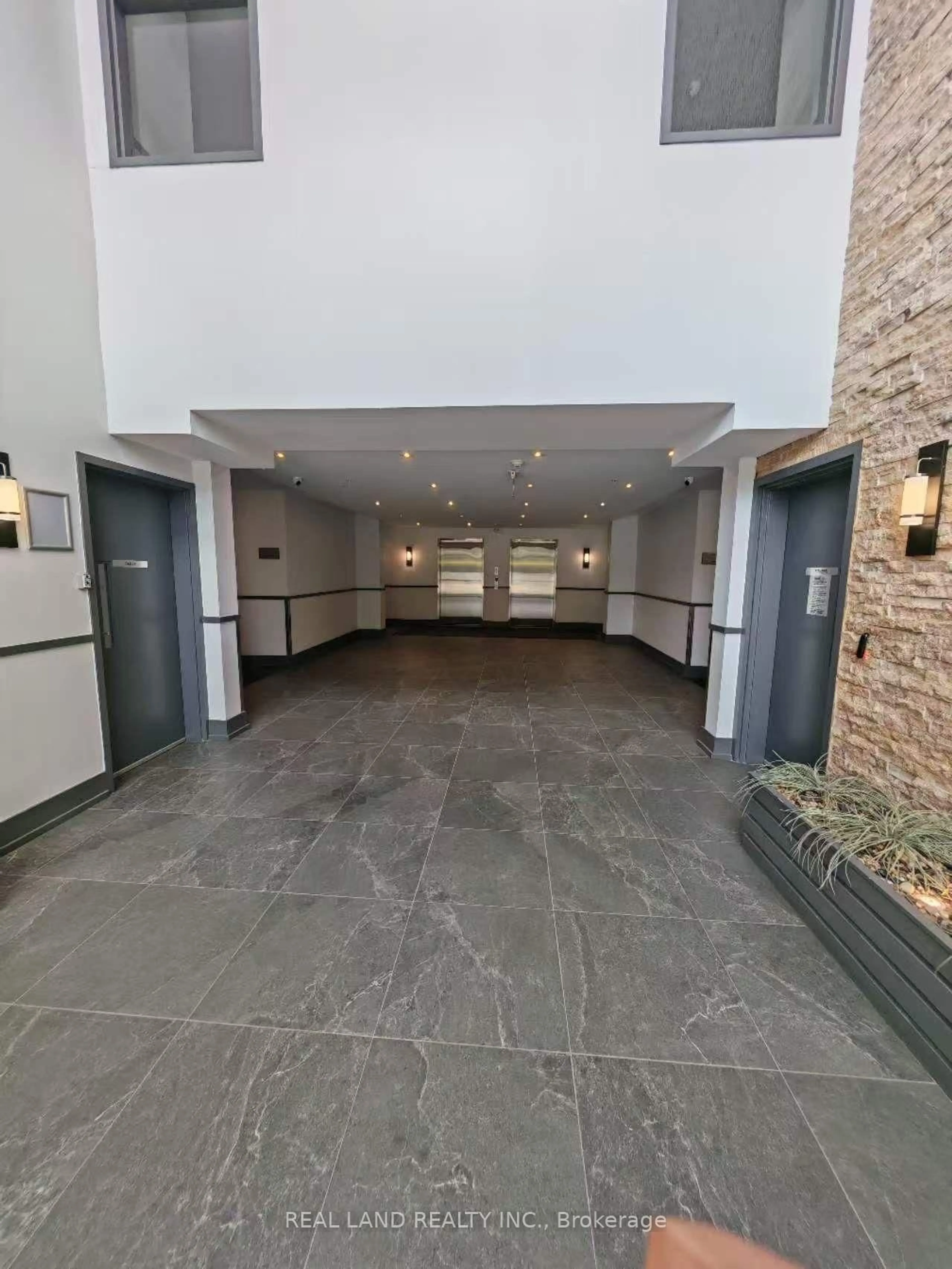 Indoor foyer for 570 Lolita Gdns #127, Mississauga Ontario L5A 0A1