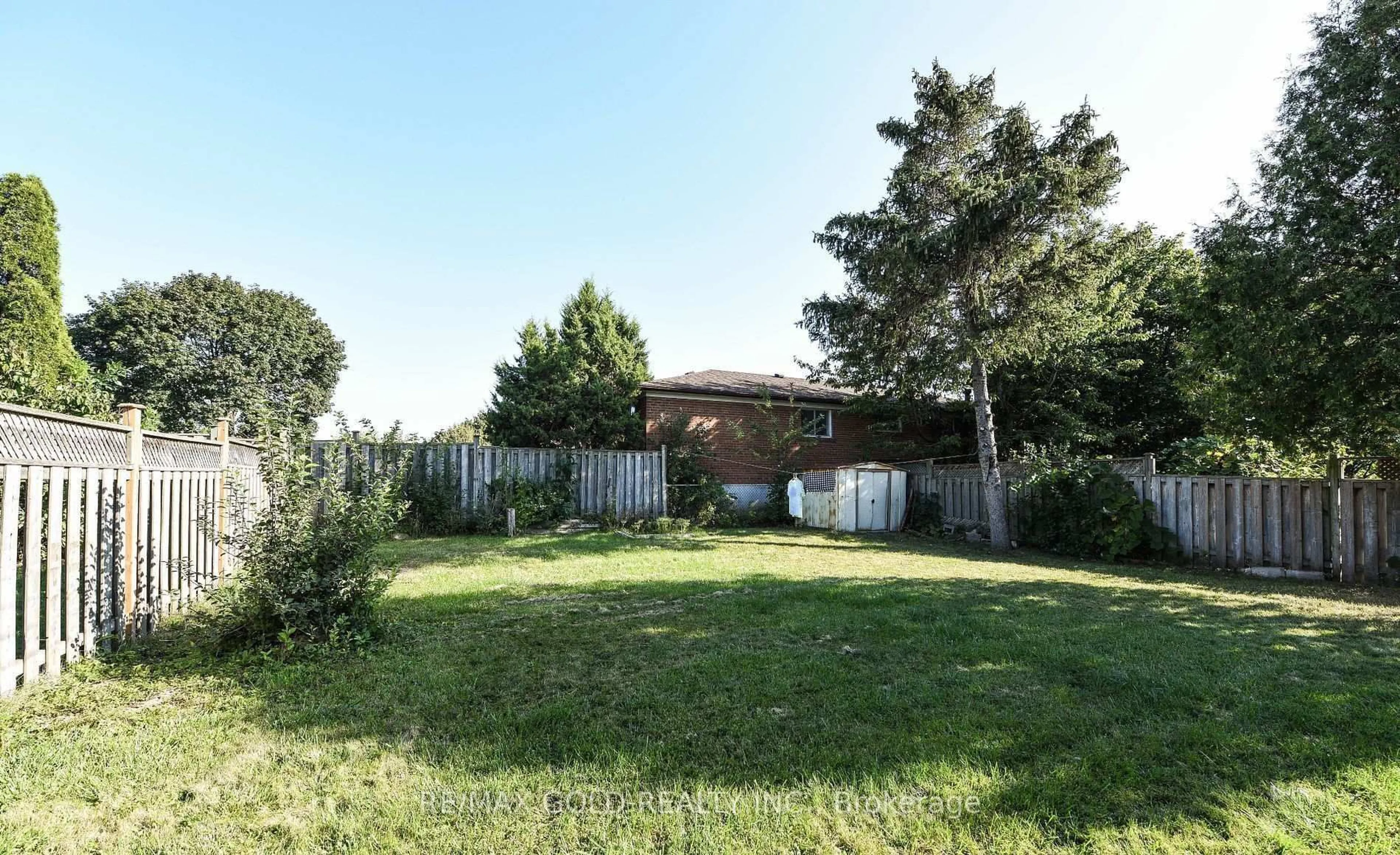 A pic from outside/outdoor area/front of a property/back of a property/a pic from drone, unknown for 3630 Brandon Gate Dr, Mississauga Ontario L4T 3E5