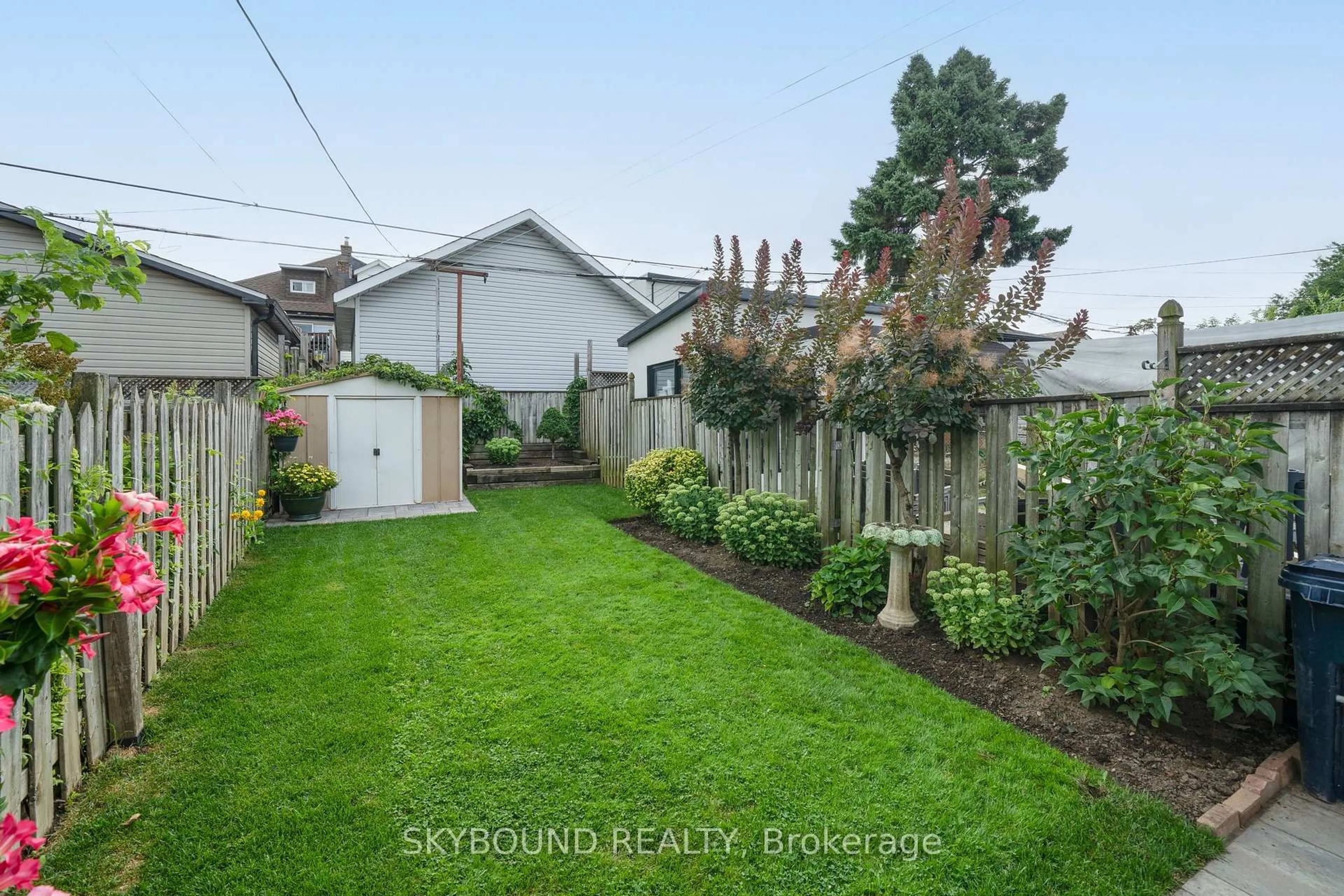A pic from outside/outdoor area/front of a property/back of a property/a pic from drone, street for 313 Silverthorn Ave, Toronto Ontario M6N 3K5