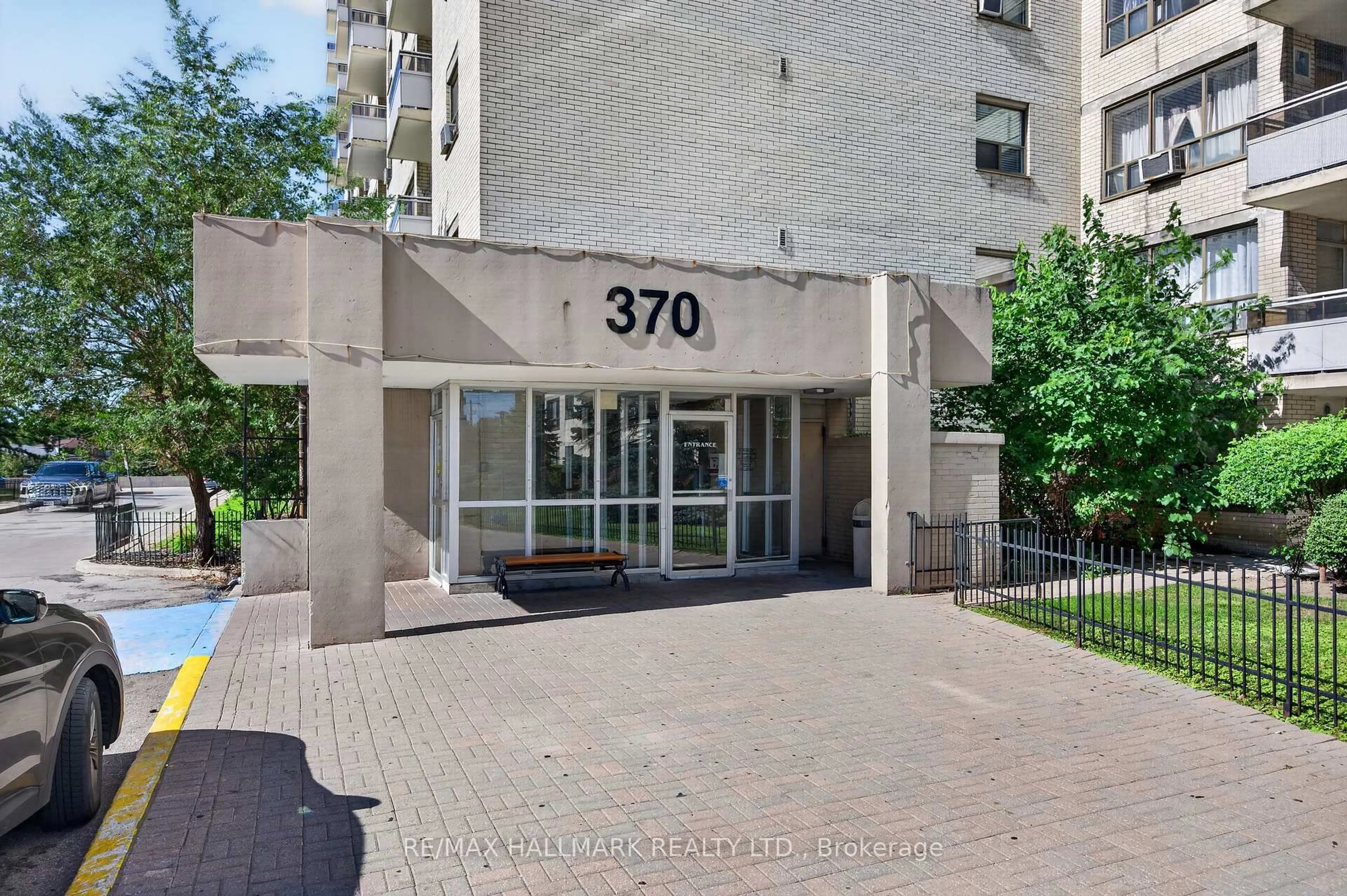 Indoor foyer for 370 Dixon Rd #912, Toronto Ontario M9R 1T2