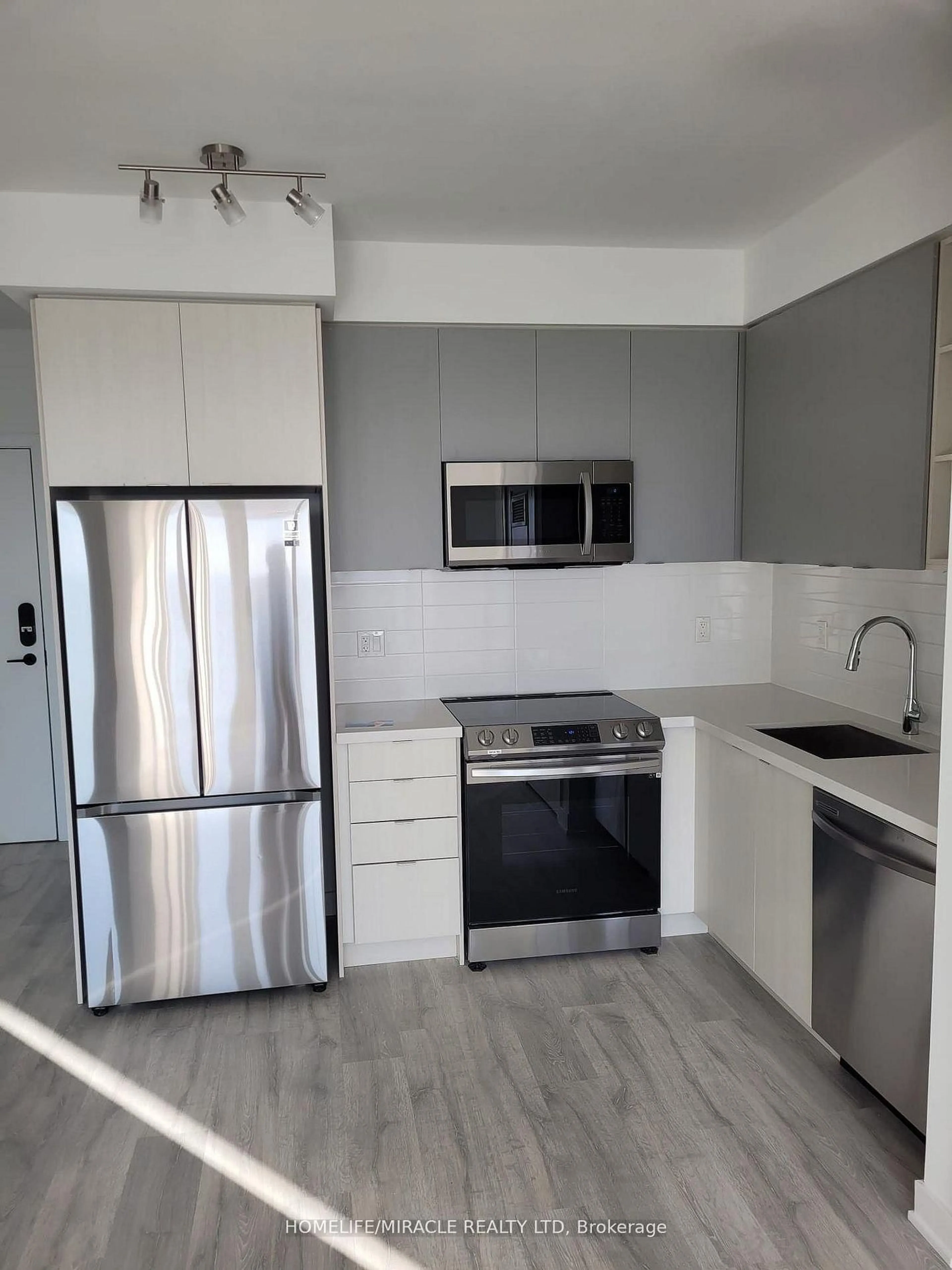 Standard kitchen, unknown for 4655 Metcalfe Ave #1801, Mississauga Ontario L5M 0Z7