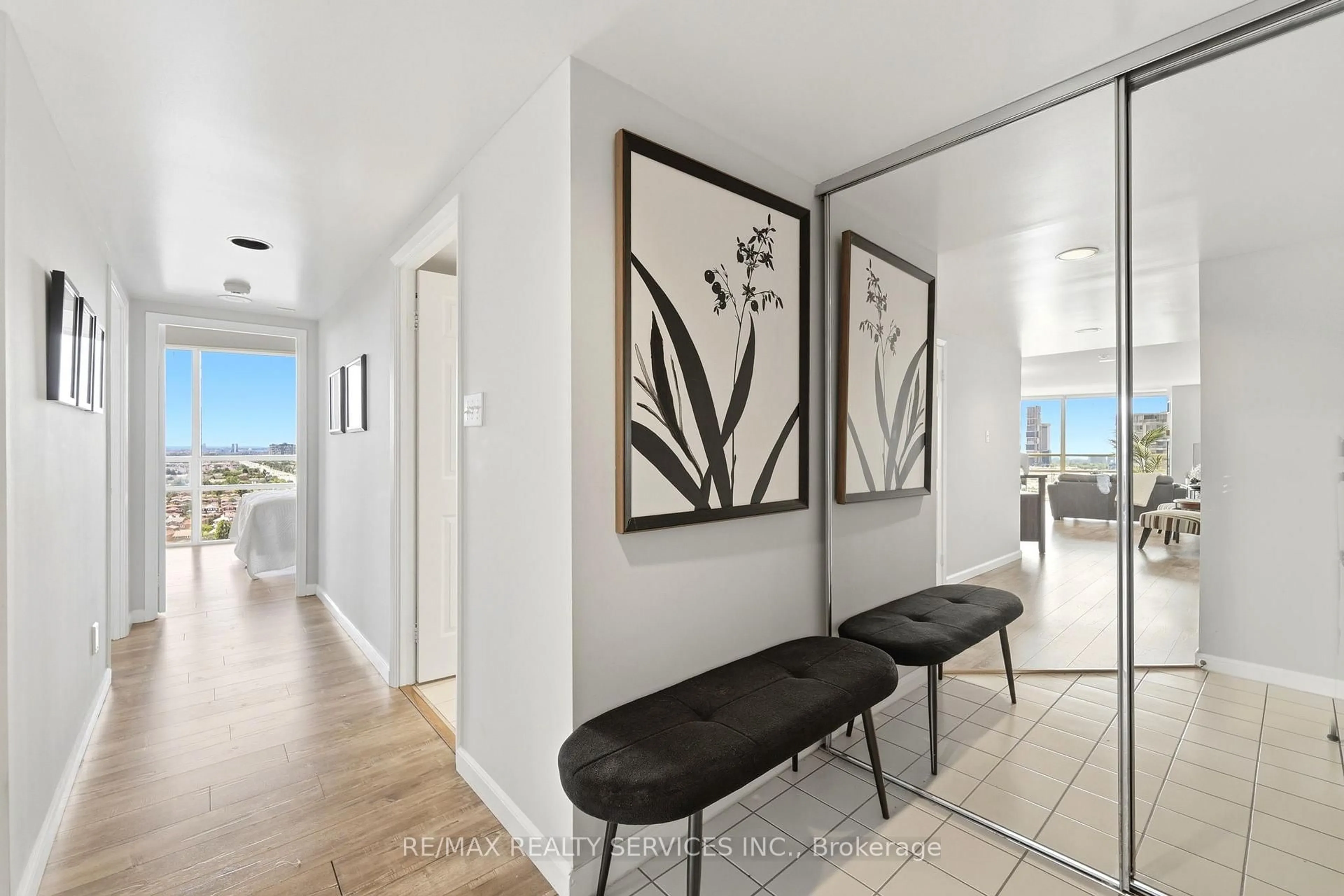 Indoor entryway for 50 Eglinton Ave #2007, Mississauga Ontario L5R 3P5