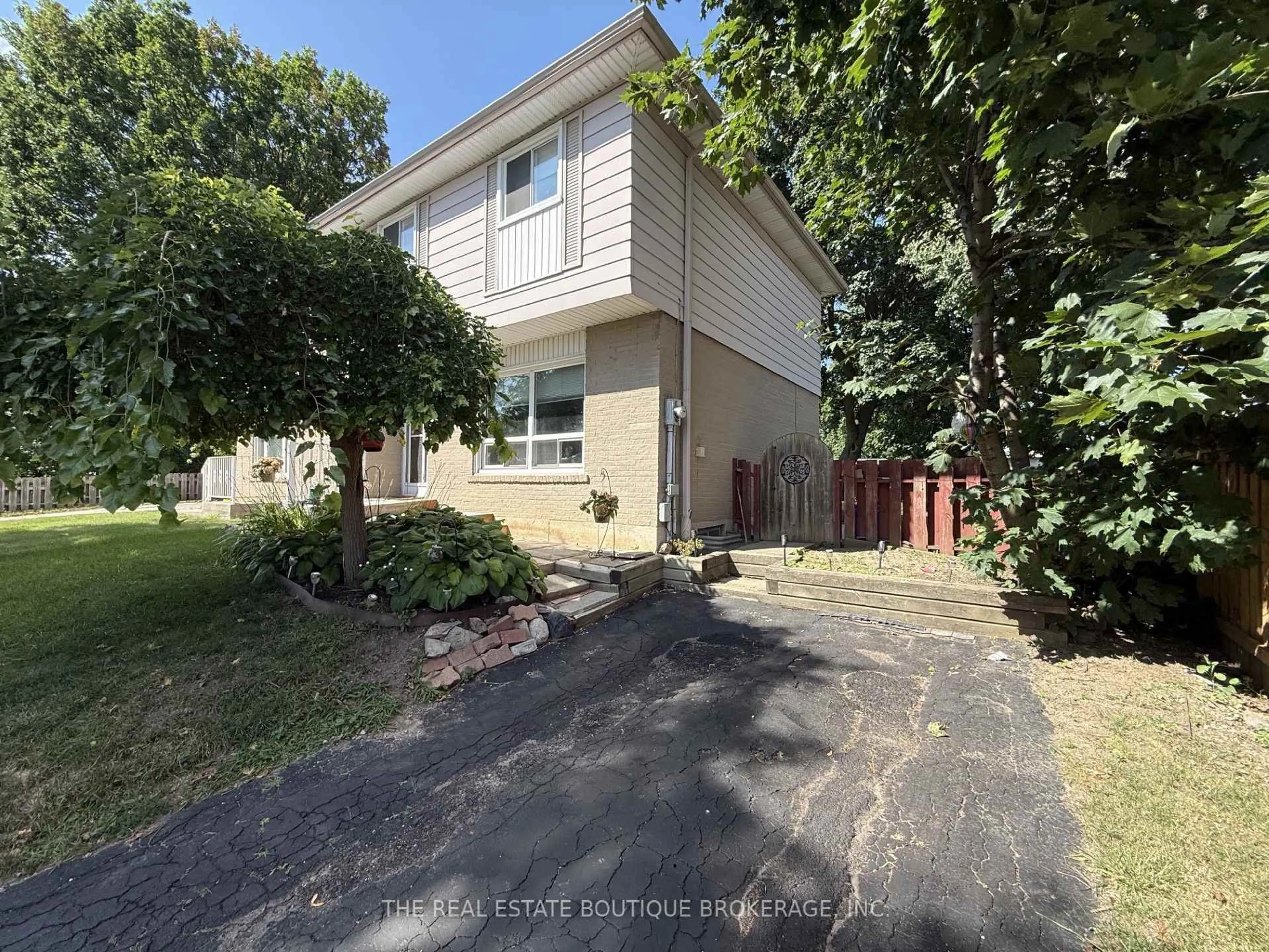 A pic from outside/outdoor area/front of a property/back of a property/a pic from drone, street for 1345 Colonsay Dr, Burlington Ontario L7P 2T6